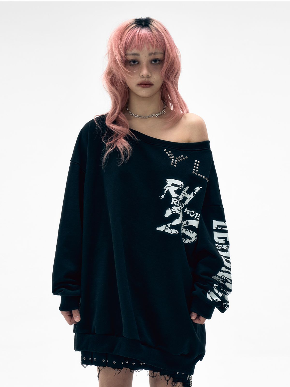 와이이이엘(YEEL) YL STUDDED OFF-SHOULDER SWEATSHIRT BLACK