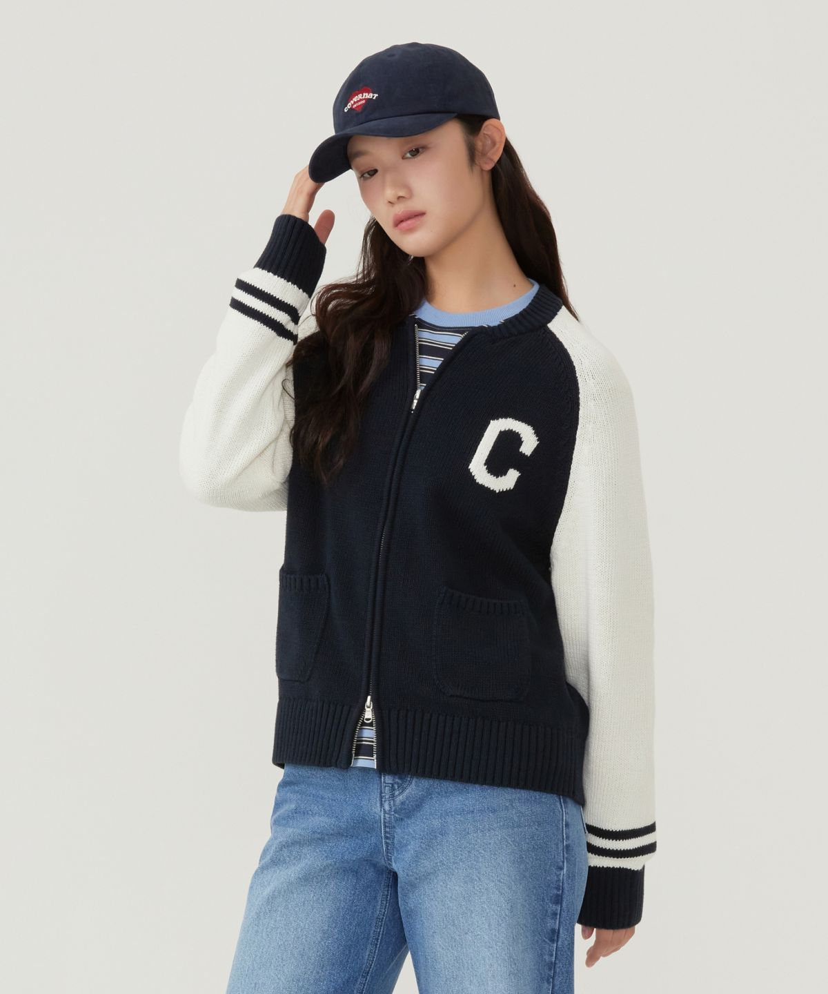 커버낫 우먼(COVERNAT WOMAN) 우먼 C 로고 바시티 집업 가디건 네이비
