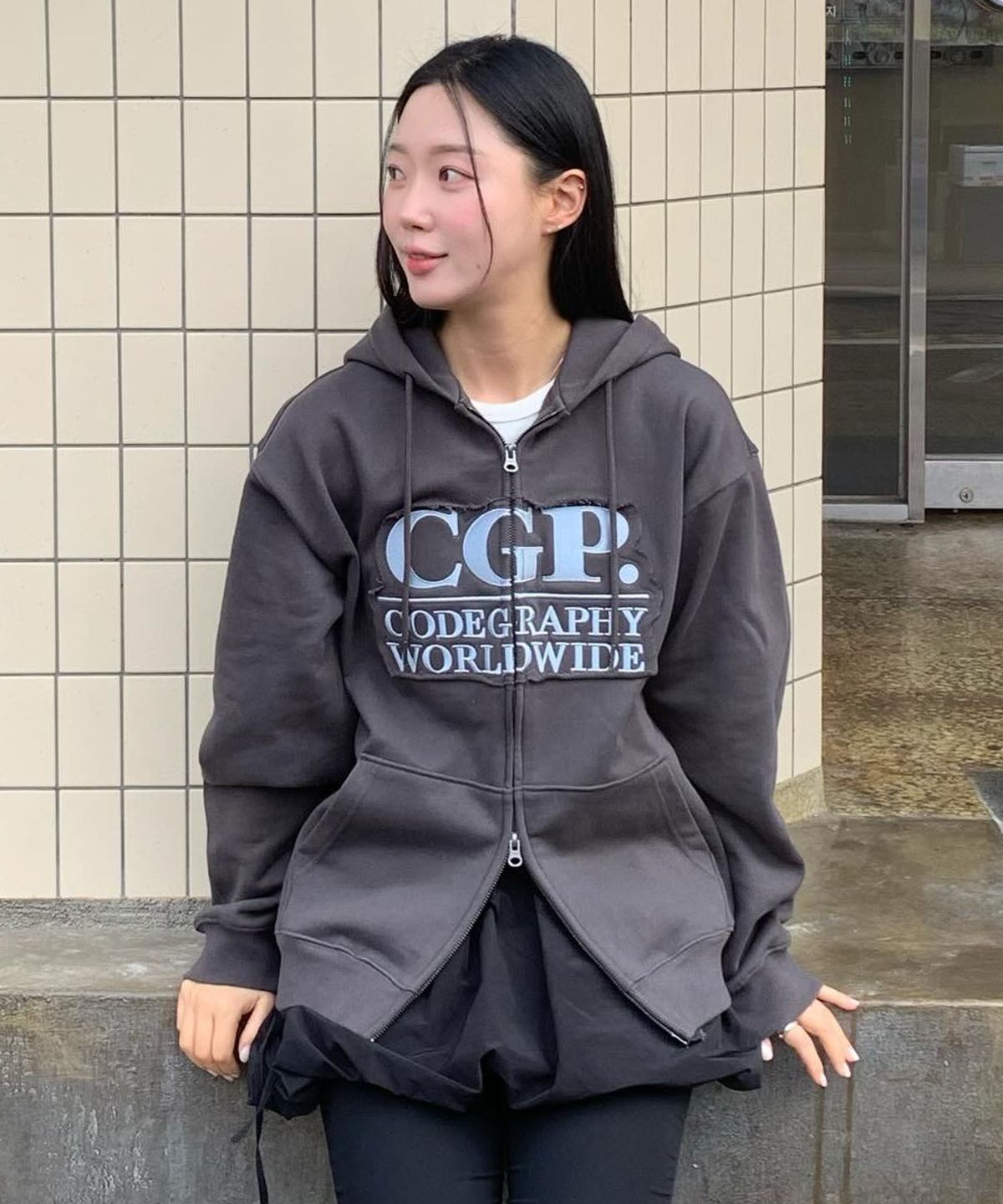 코드그라피(CGP) 스퀘어 로고 데미지 후드 집업-차콜