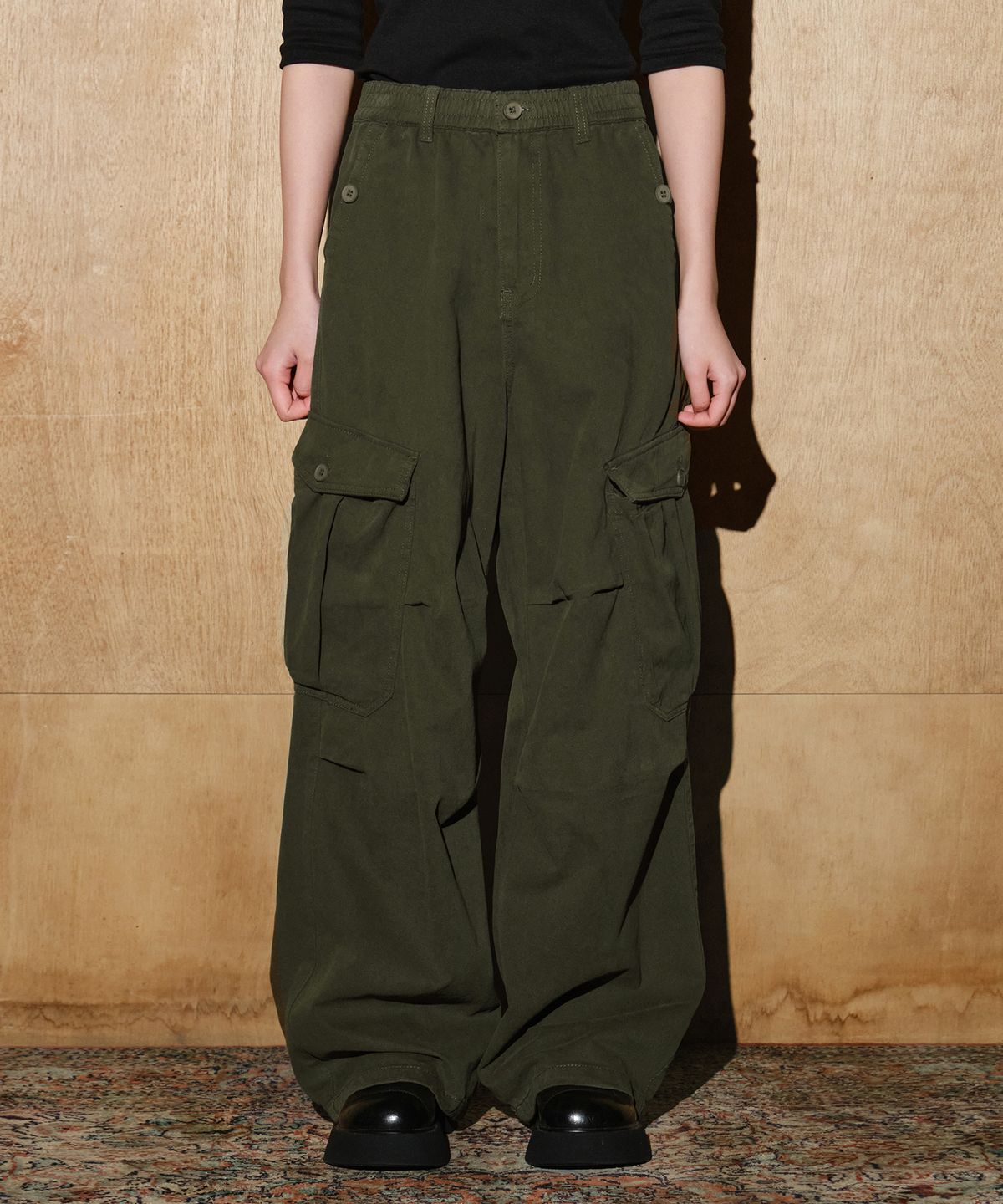 헬레네파리스(HELENE PARIS) 워시드 로고 니들 파라슈트 밴딩 팬츠 [딥 카키]