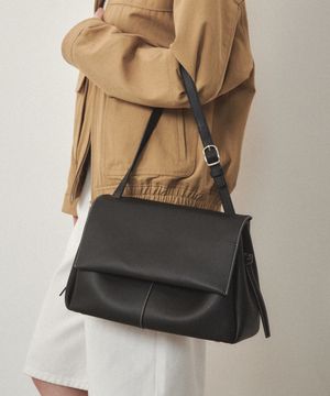 모라 플랩 숄더 블랙