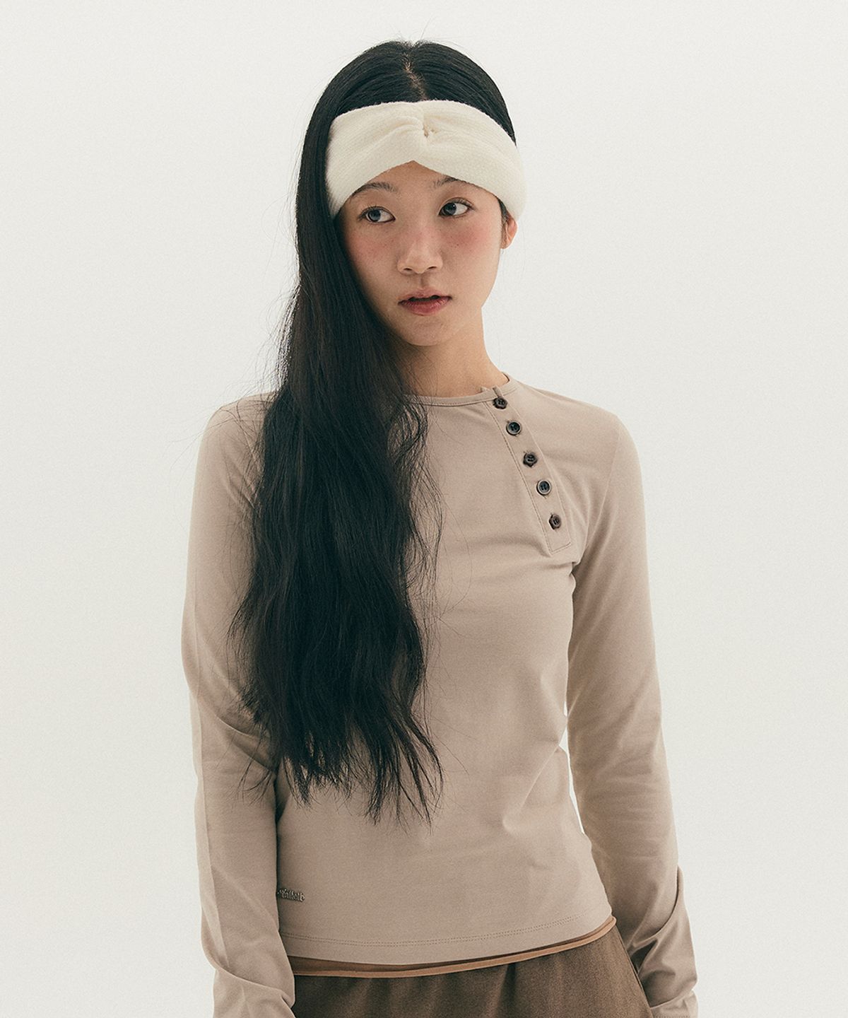팔렛(FALLETT) 포인트 버튼 롱슬리브 베이지