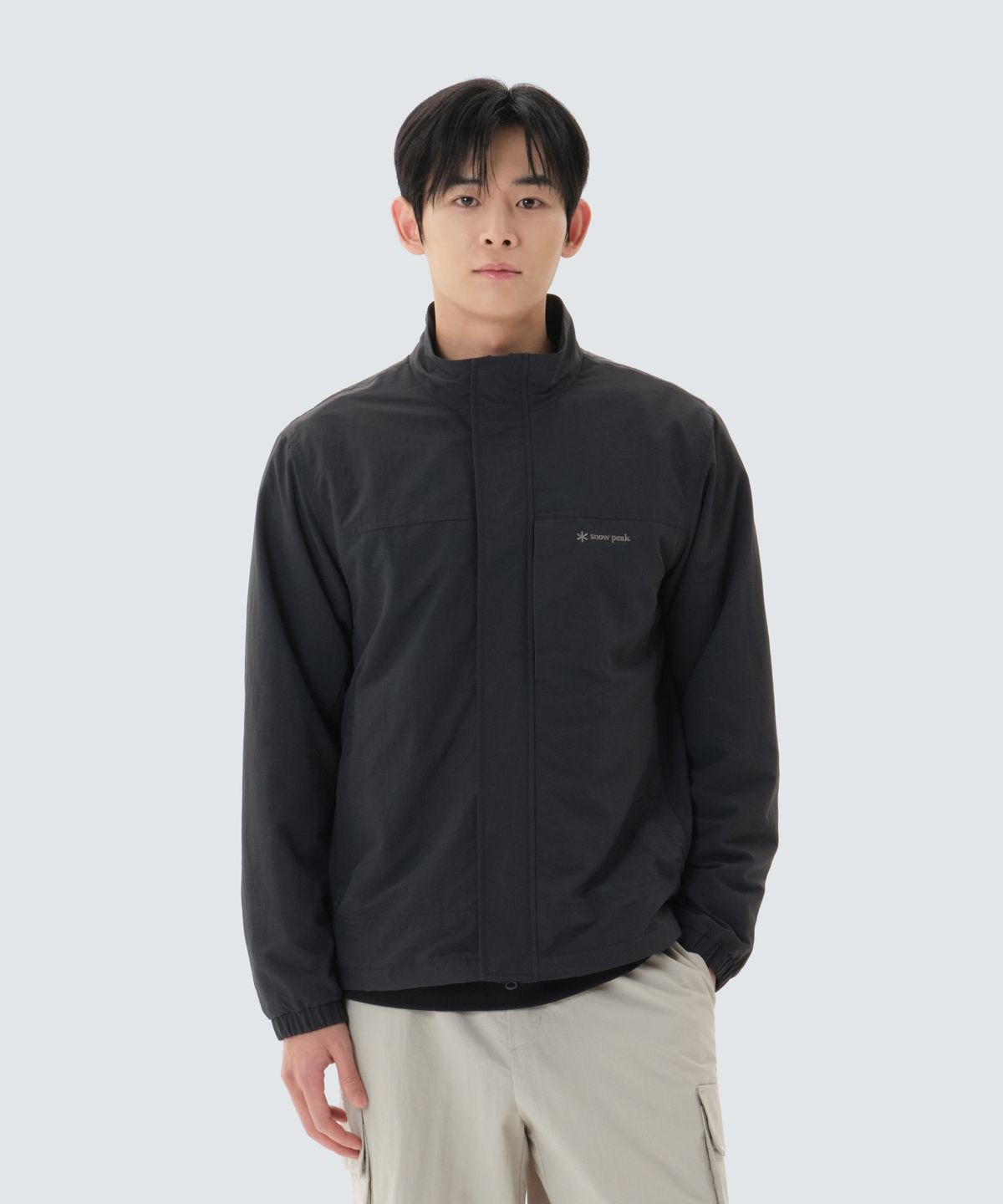 스노우피크 어패럴(SNOWPEAK APPAREL) 캠플 스탠드넥 바람막이 (S26ZMCWB12) Charcoal