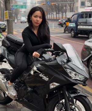 [SET] 컨투어 라인 집업 (캡 내장) + 컨투어 라인 레깅스