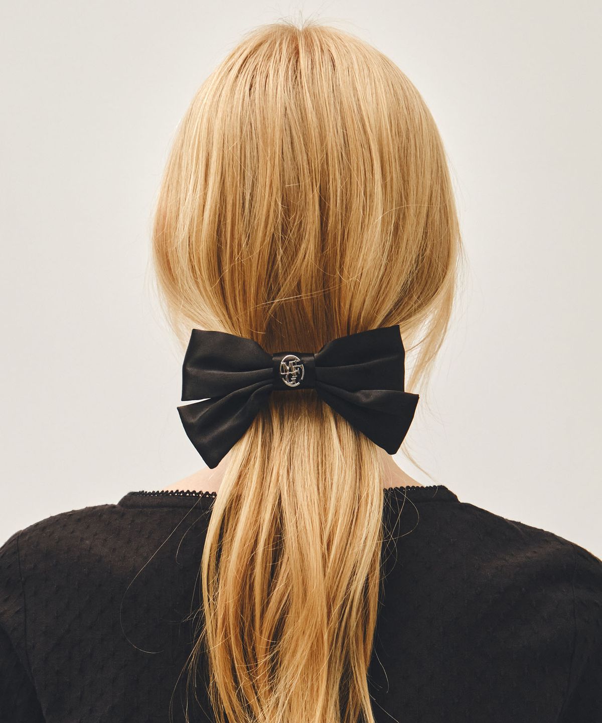 마리떼 프랑소와 저버(MARITHÉ + FRANҪOIS GIRBAUD) CIRCLE LOGO RIBBON HAIR PIN black