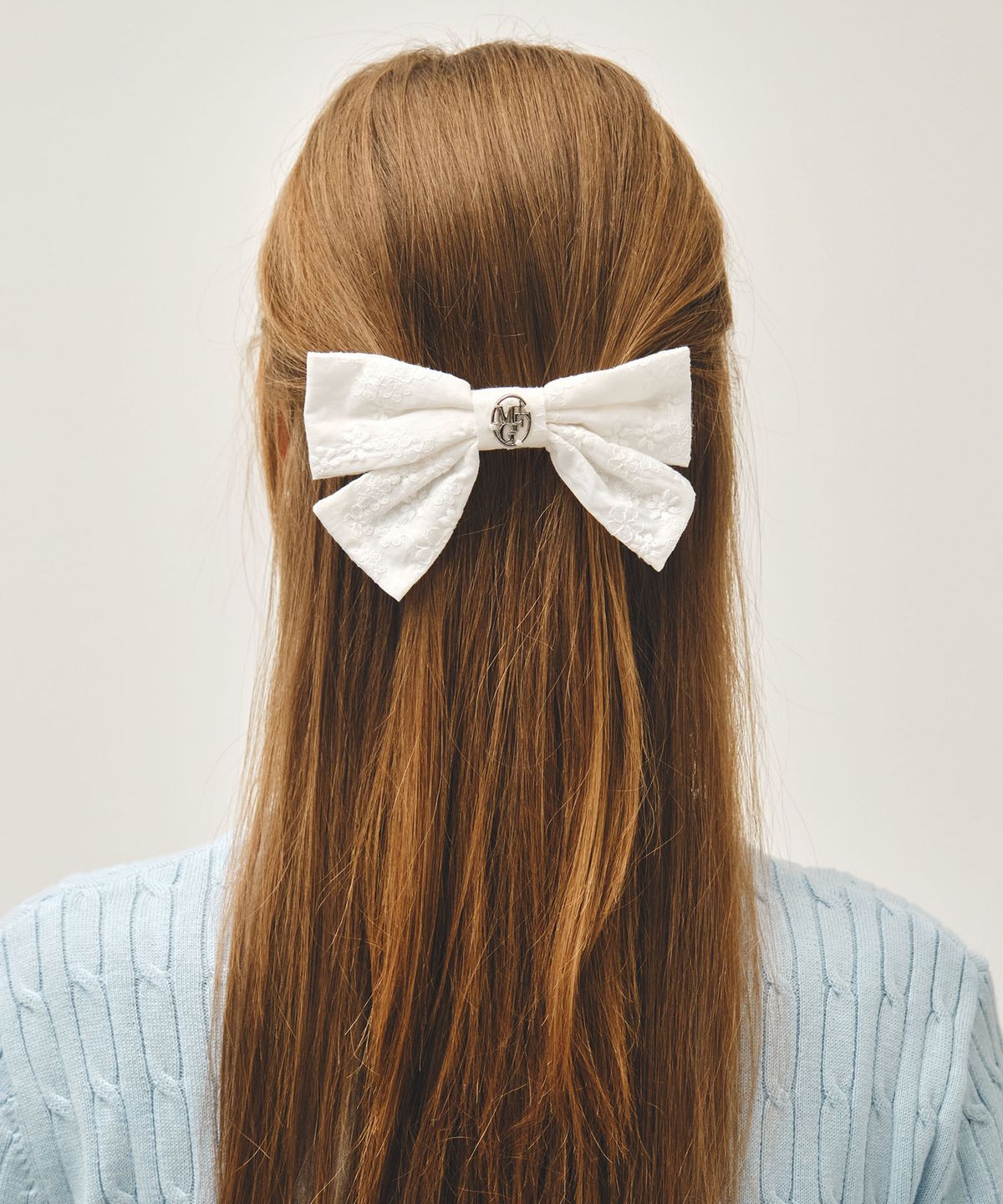 마리떼 프랑소와 저버(MARITHÉ + FRANҪOIS GIRBAUD) CIRCLE LOGO RIBBON HAIR PIN white