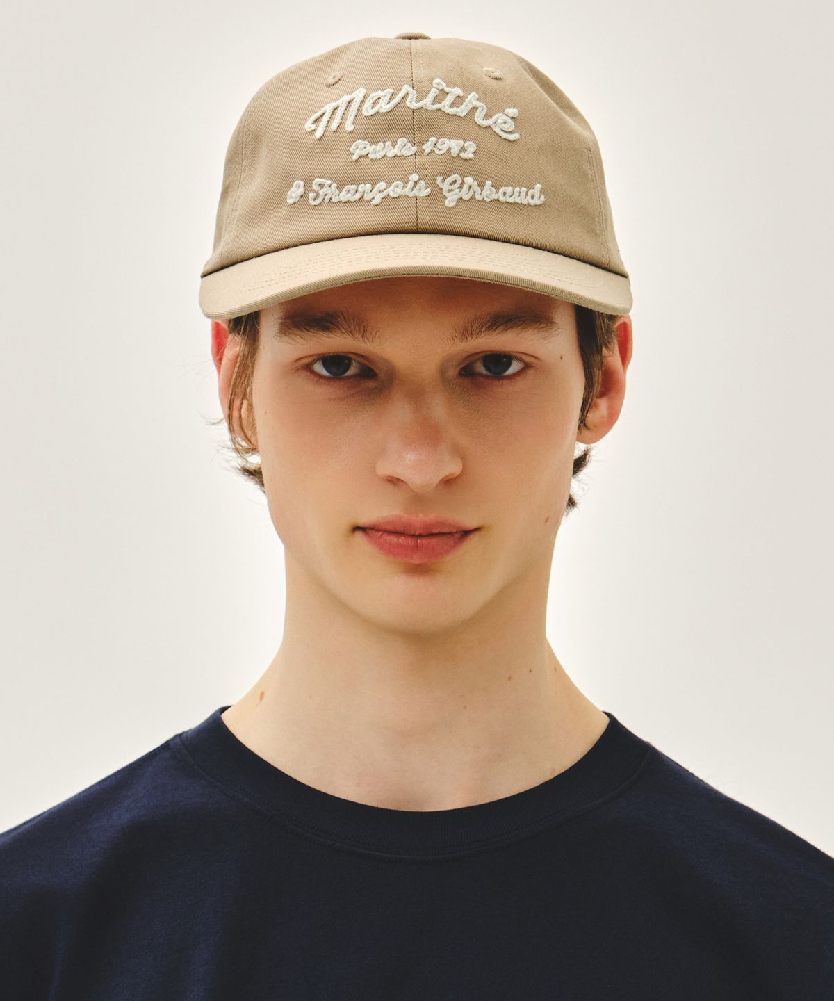 마리떼 프랑소와 저버(MARITHÉ + FRANҪOIS GIRBAUD) CHAIN EMBROIDERY FLAT BRIM CAP beige