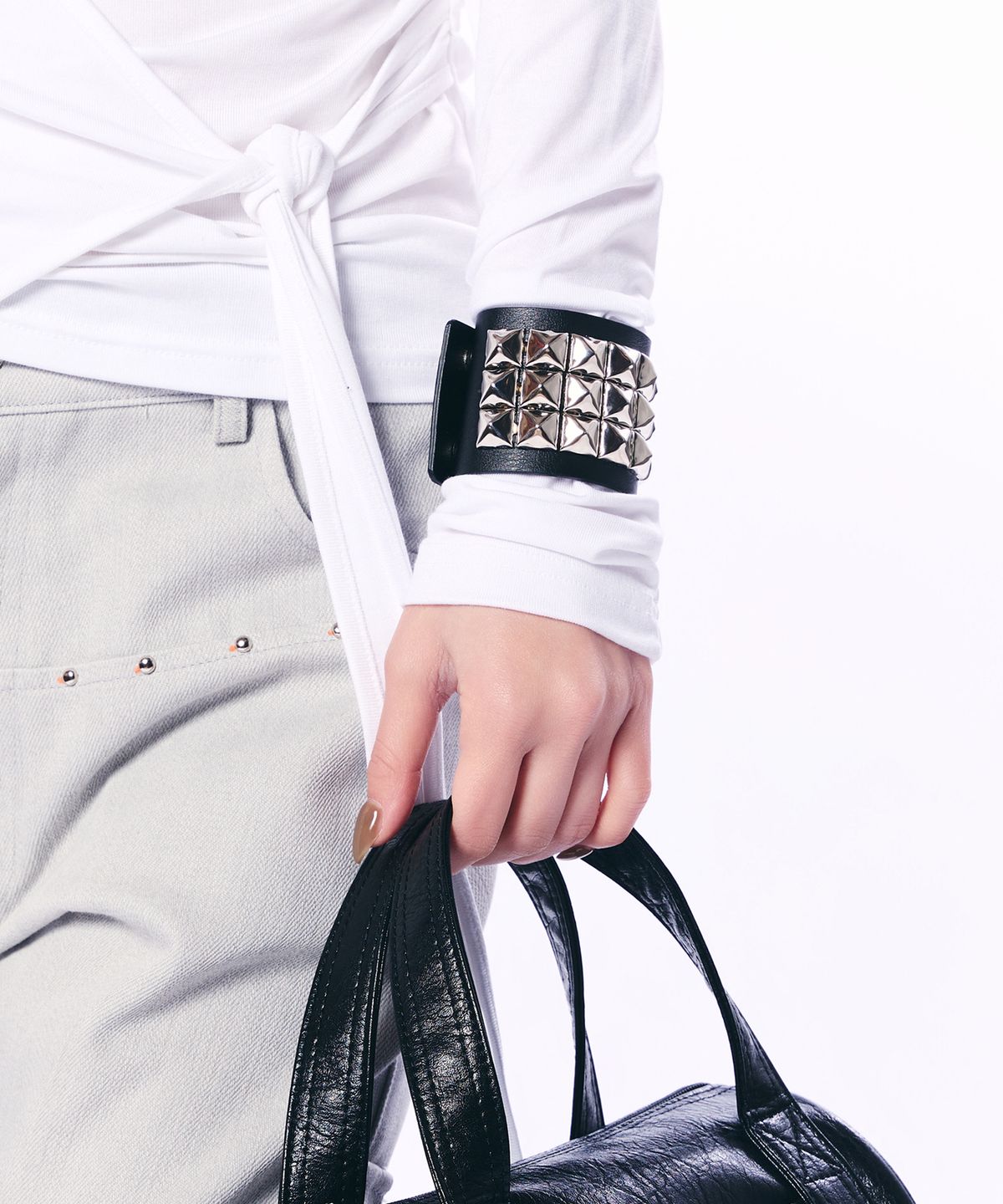 셋업이엑스이(SETUP-EXE) SQUARE STUD BRACELET / BLACK