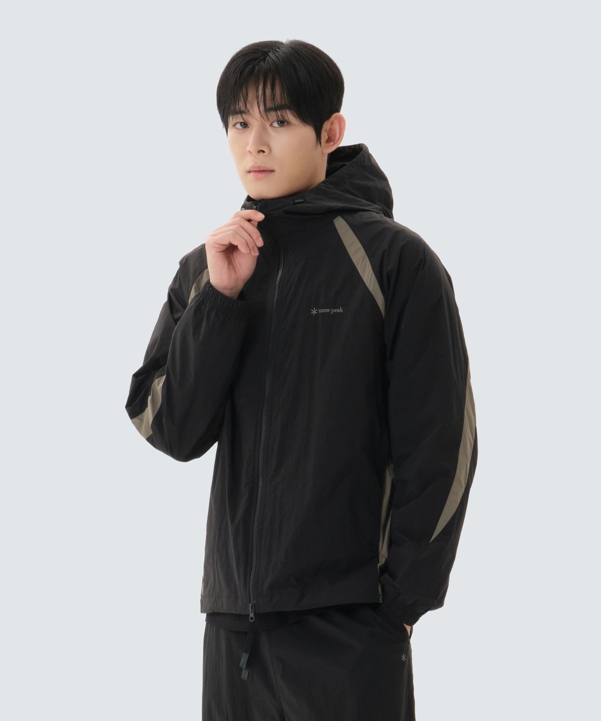 스노우피크 어패럴(SNOWPEAK APPAREL) 경량 타슬란 컬러블럭 후드 바람막이 (S26SULWB56) Dark Charcoal