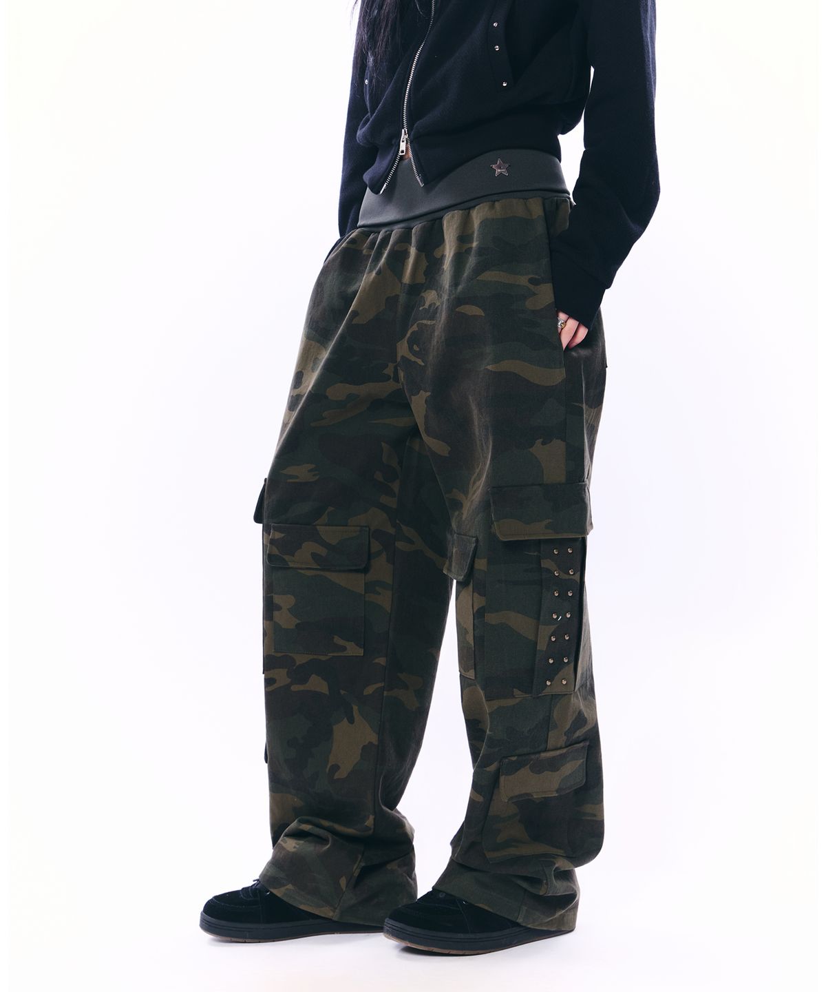 셋업이엑스이(SETUP-EXE) MULTI-POCKET STUDDED PANTS / CAMO