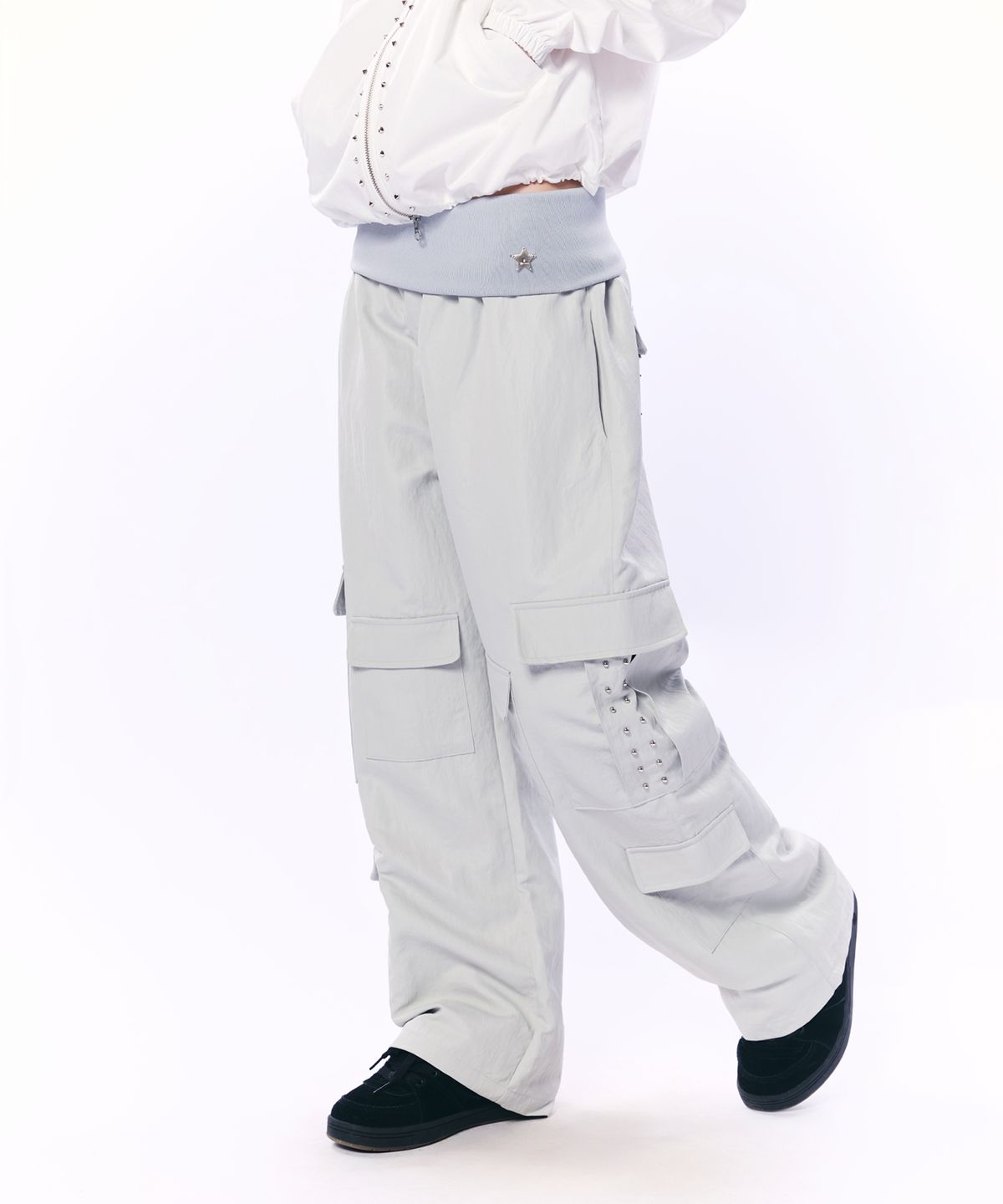 셋업이엑스이(SETUP-EXE) MULTI-POCKET STUDDED PANTS / LIGHT GRAY