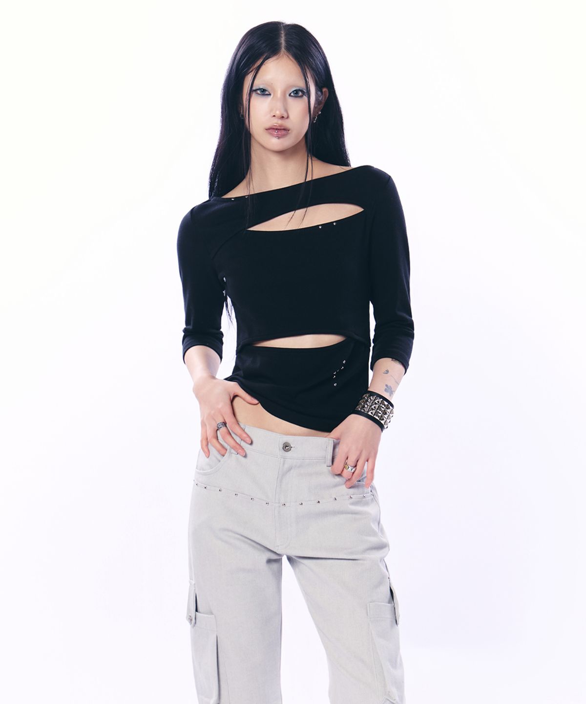 셋업이엑스이(SETUP-EXE) DOUBLE CUT-OUT  TOP / BLACK