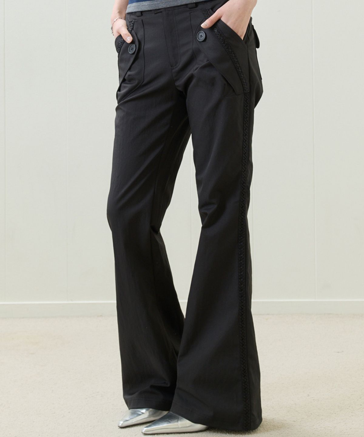 러브이즈트루(LUVISTRUE) EL RIBBON BOOTSCUT PANTS(BLACK)