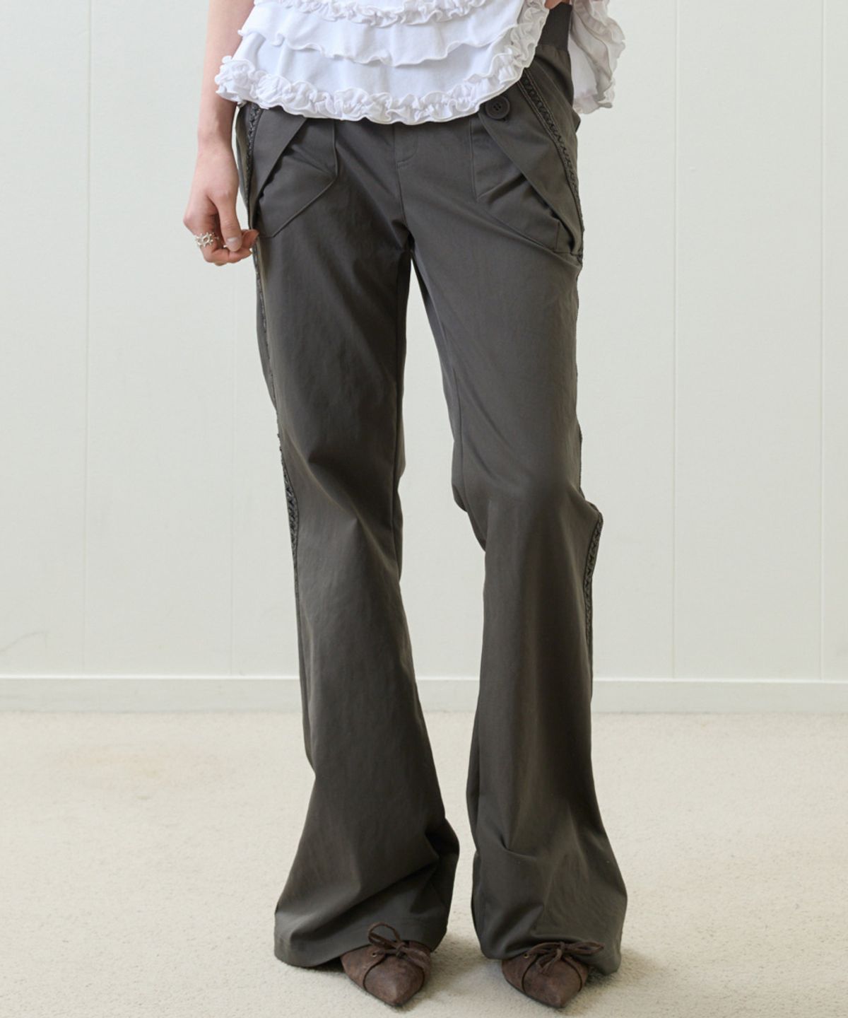 러브이즈트루(LUVISTRUE) EL RIBBON BOOTSCUT PANTS(CHARCOAL)