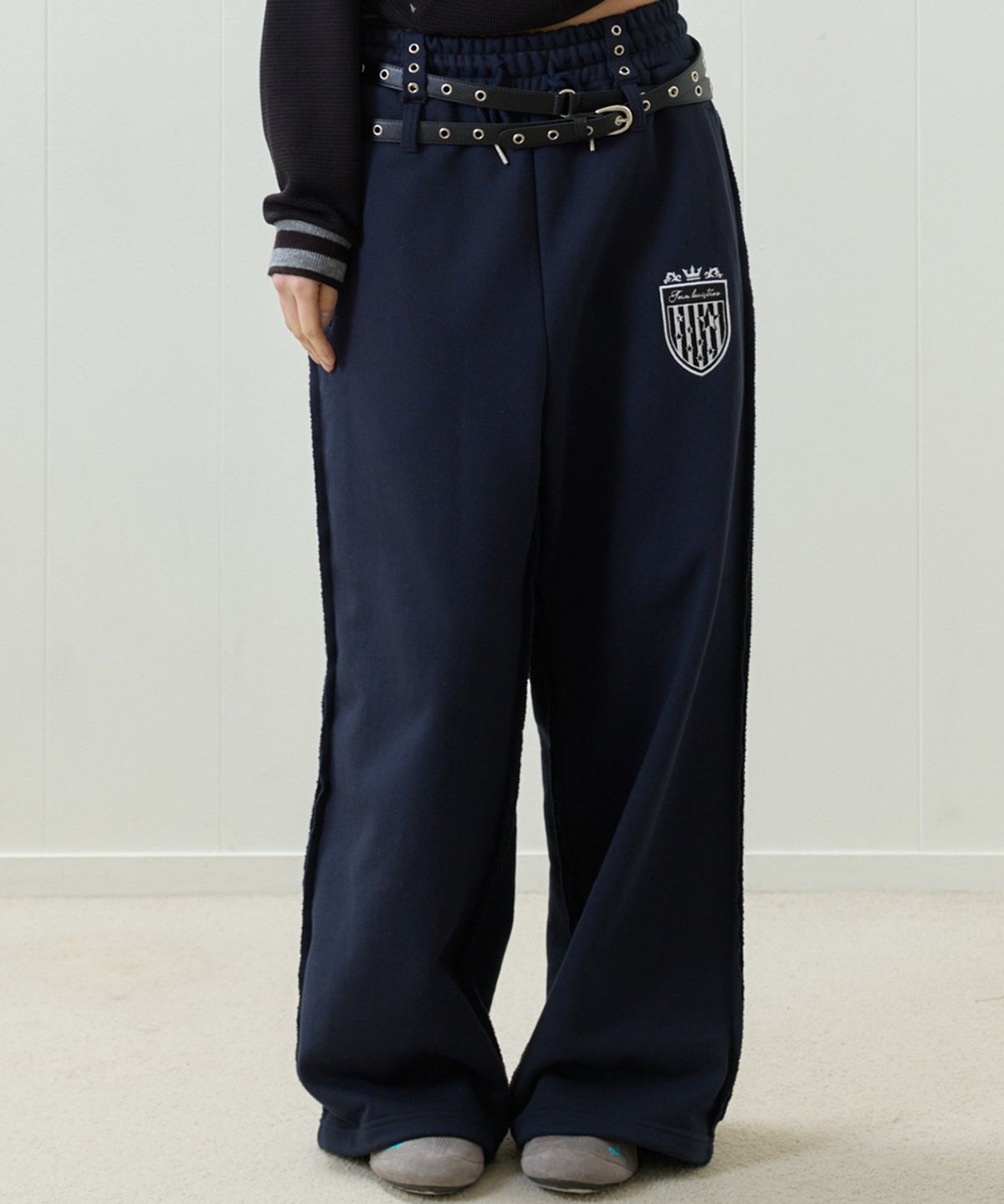 러브이즈트루(LUVISTRUE) EL STAR EMBLEM TRAINING PANTS(NAVY)