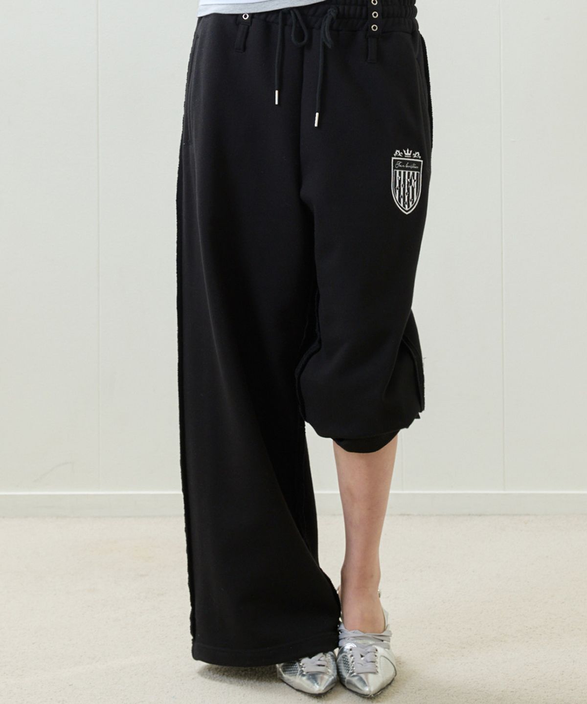 러브이즈트루(LUVISTRUE) EL STAR EMBLEM TRAINING PANTS(BLACK)