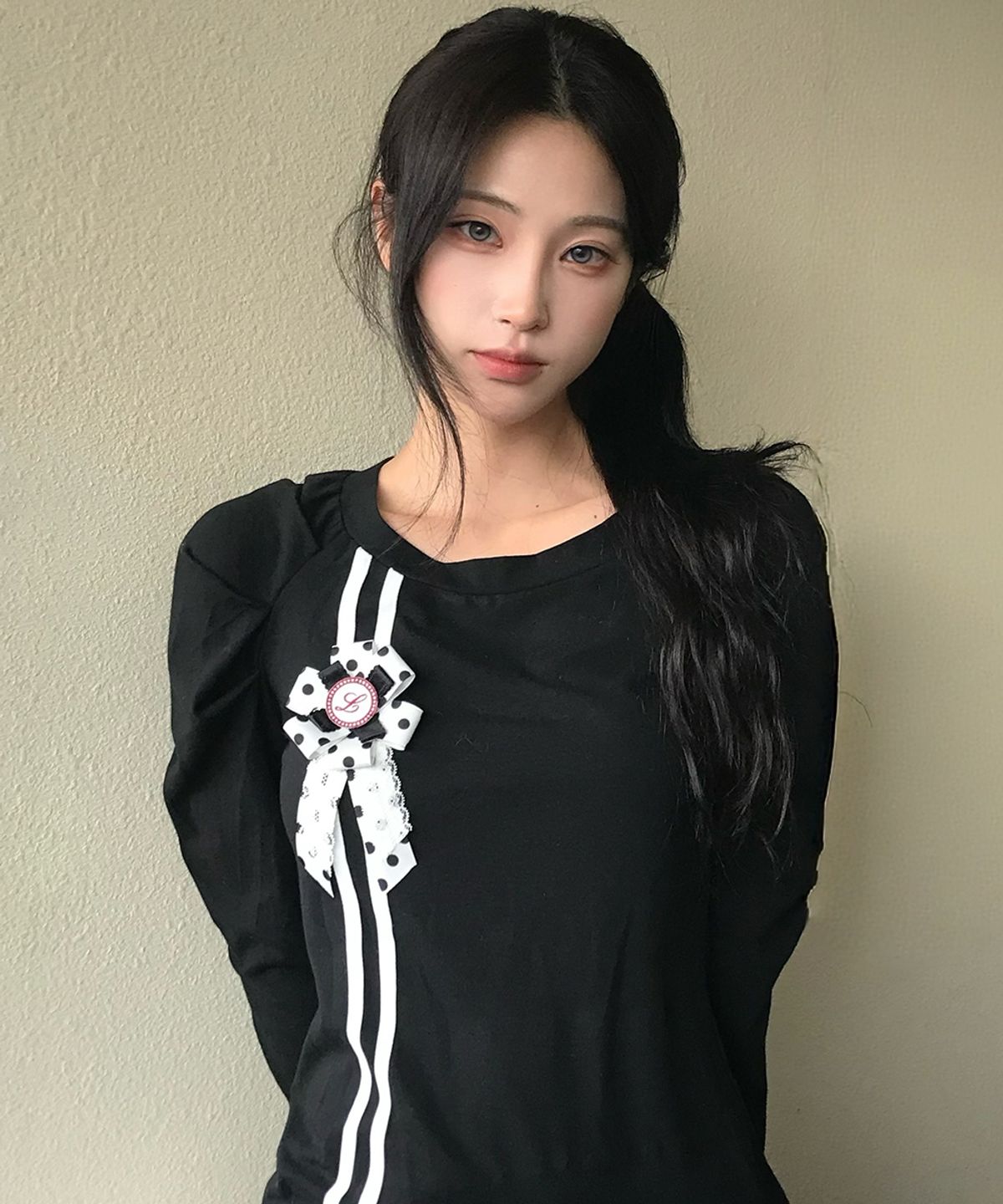 러브이즈트루(LUVISTRUE) EL ROSETTE SHIRRING TEE(BLACK)