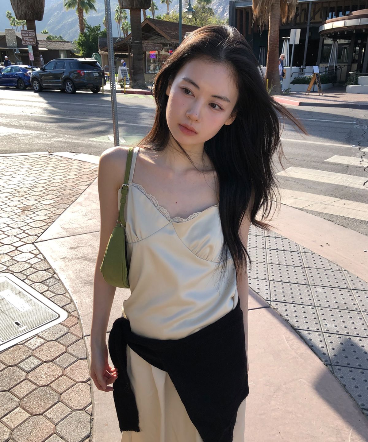 위드아웃썸머(WITHOUT SUMMER) 새틴 레이스 탑_버터