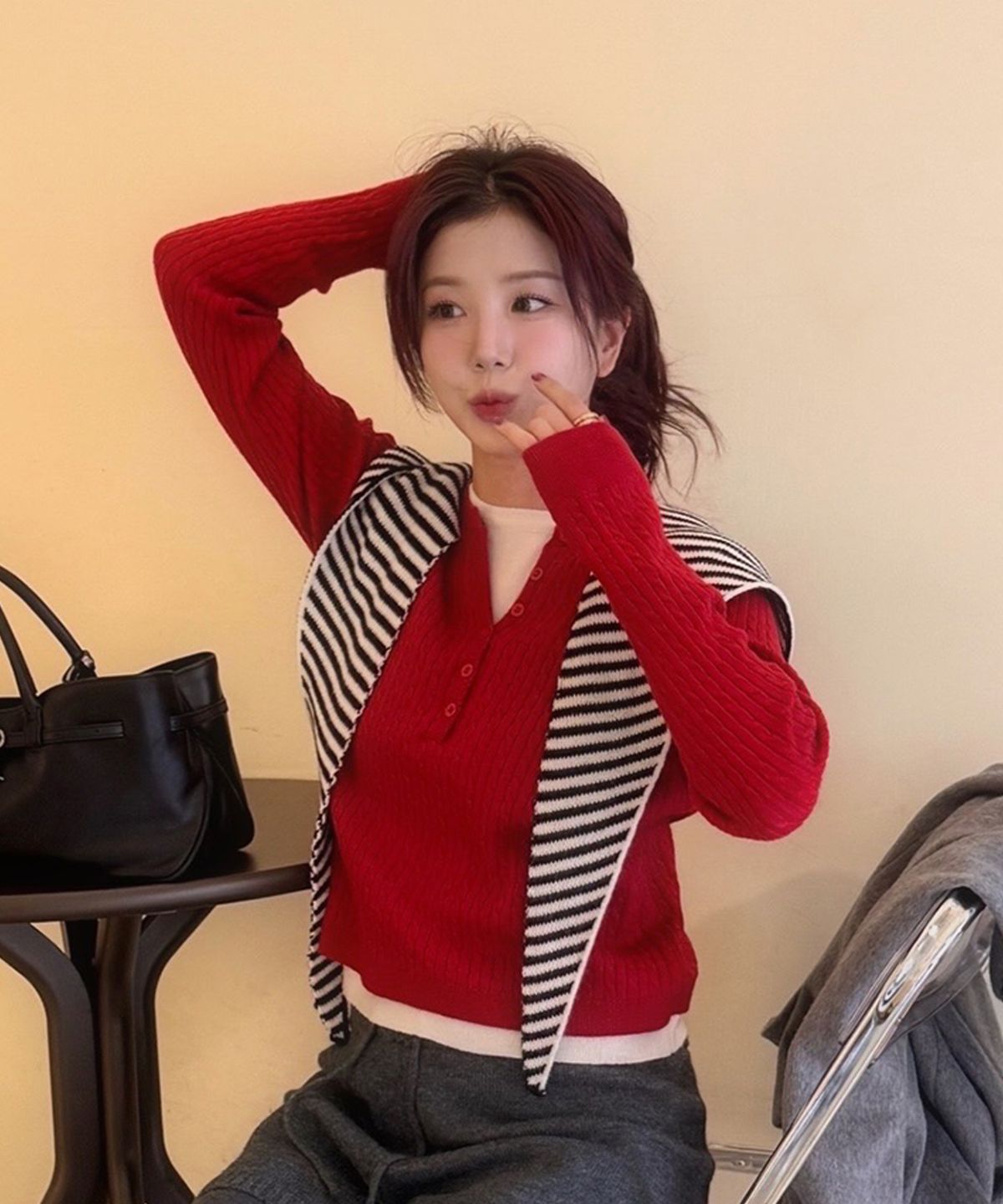 노이어 포 우먼(NOIRER FOR WOMAN) 레이어드 헨리넥 시그니처 케이블 니트 (레드)