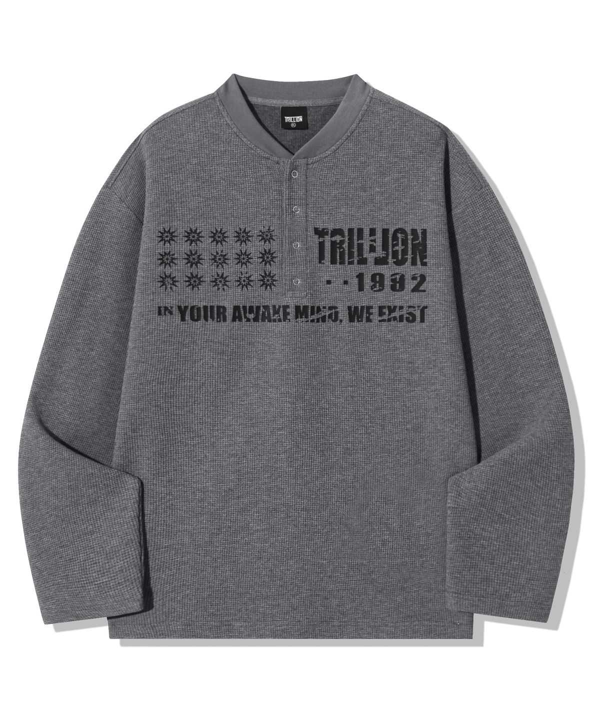 트릴리온(TRILLION) 그래픽 와플 헨리넥 롱 슬리브_차콜