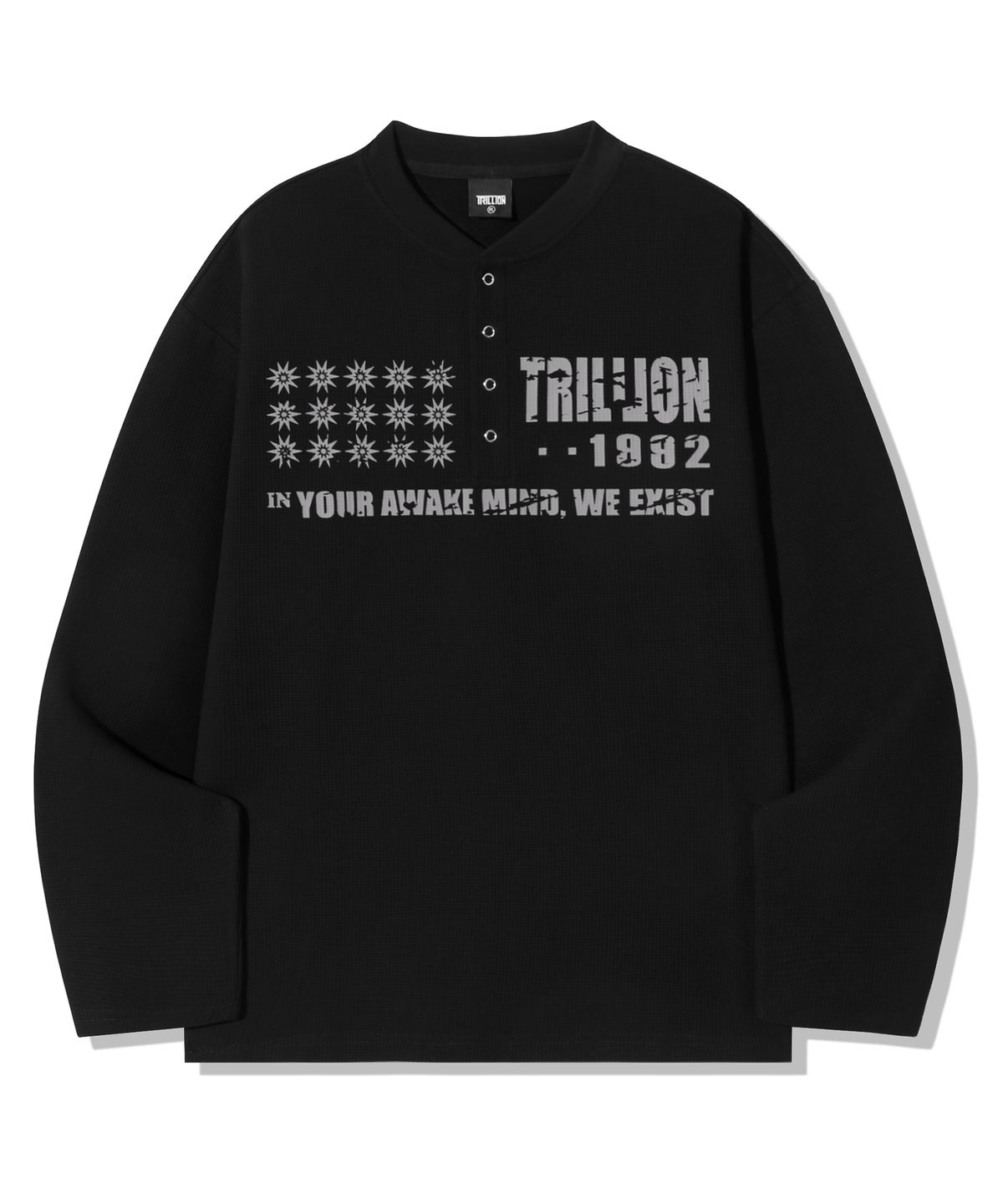 트릴리온(TRILLION) 그래픽 와플 헨리넥 롱 슬리브_블랙