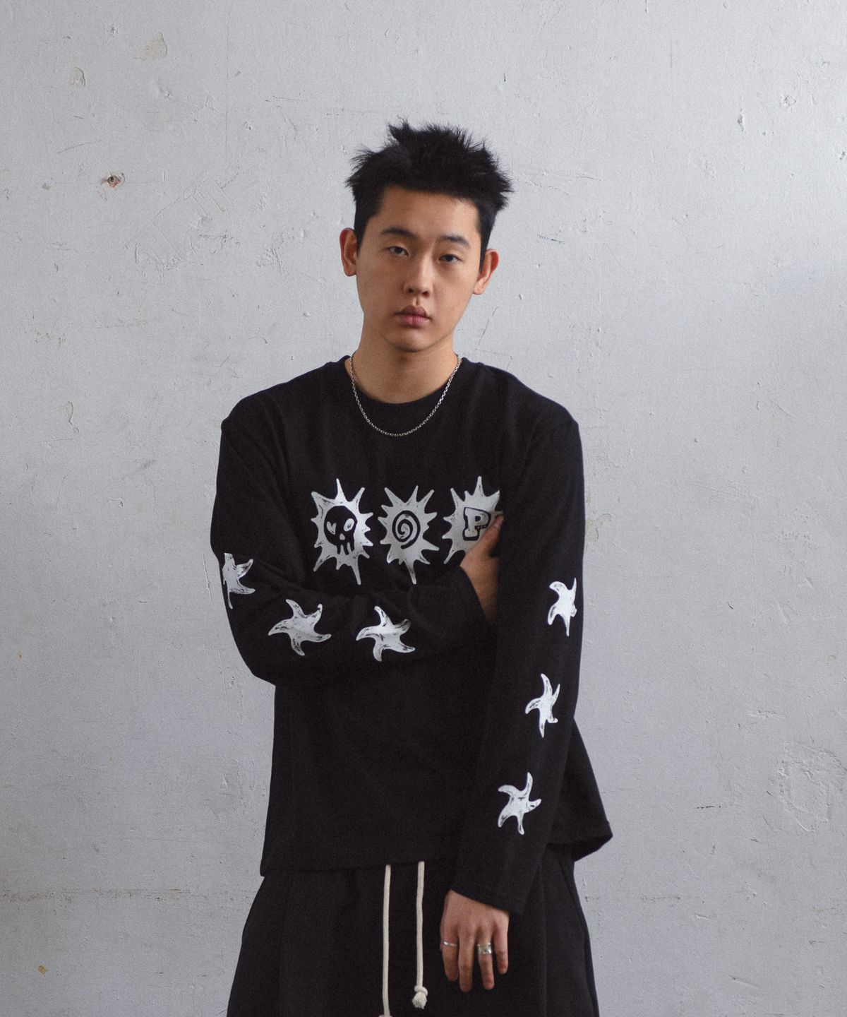 아모우(AMOU) 3spot long sleeve Black