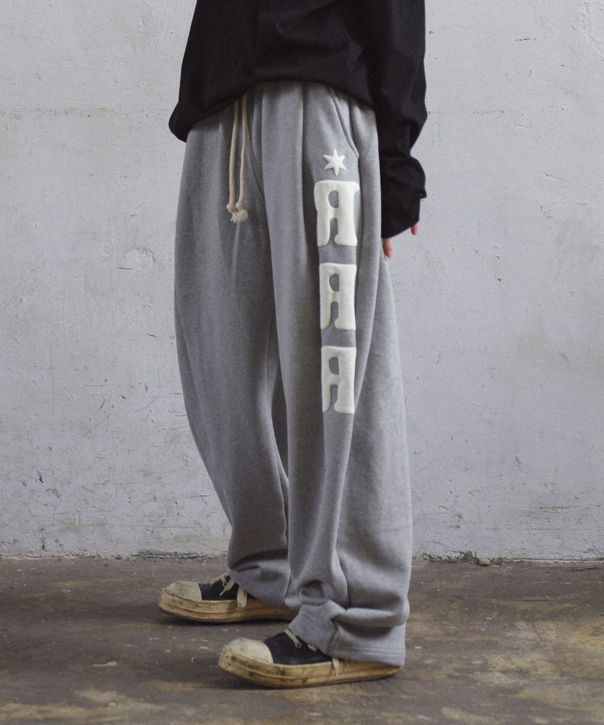 아모우(AMOU) RRR One Tuck Sweat Pants GRAY