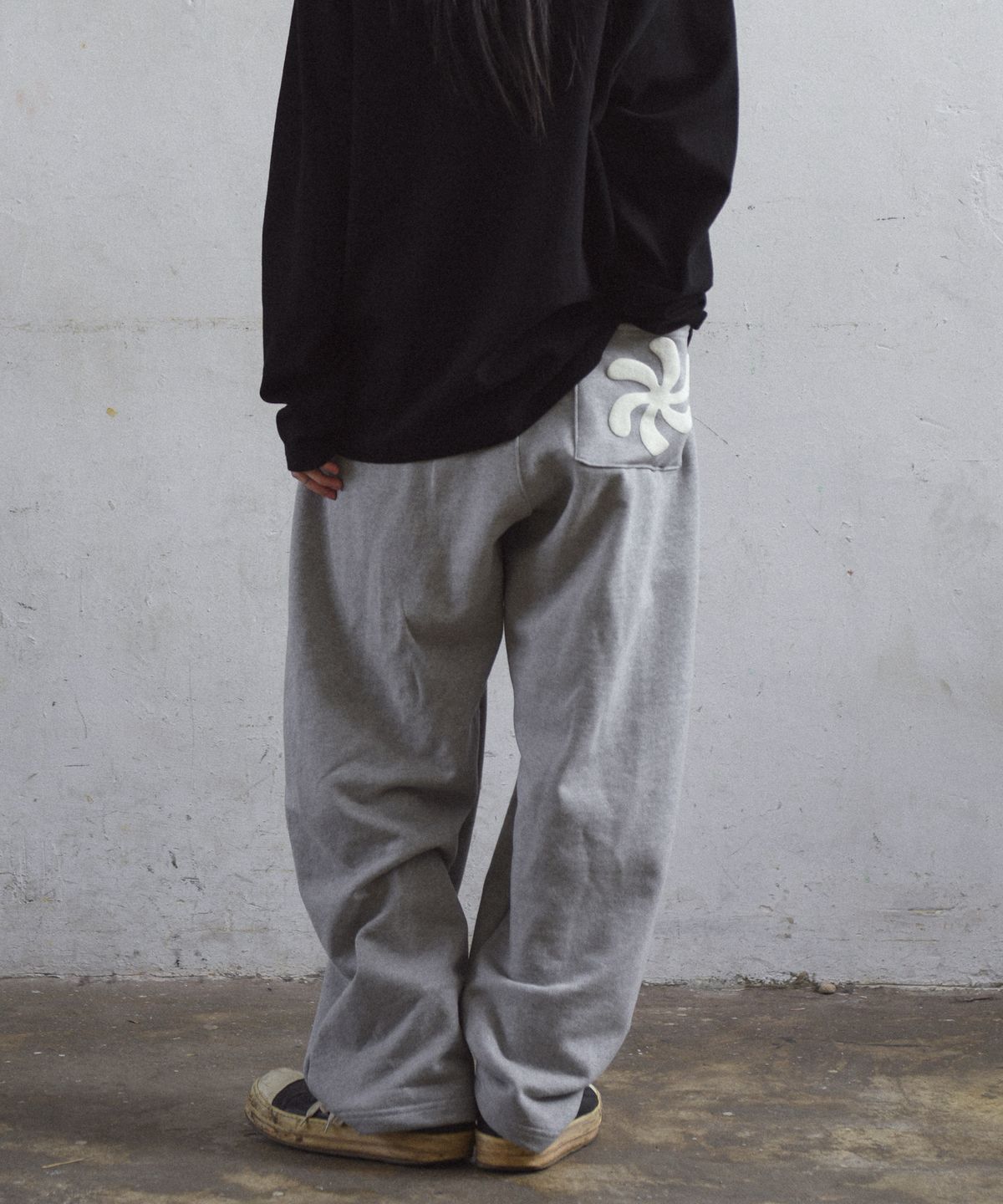 아모우(AMOU) SPIRAL One Tuck Sweat Pants GRAY