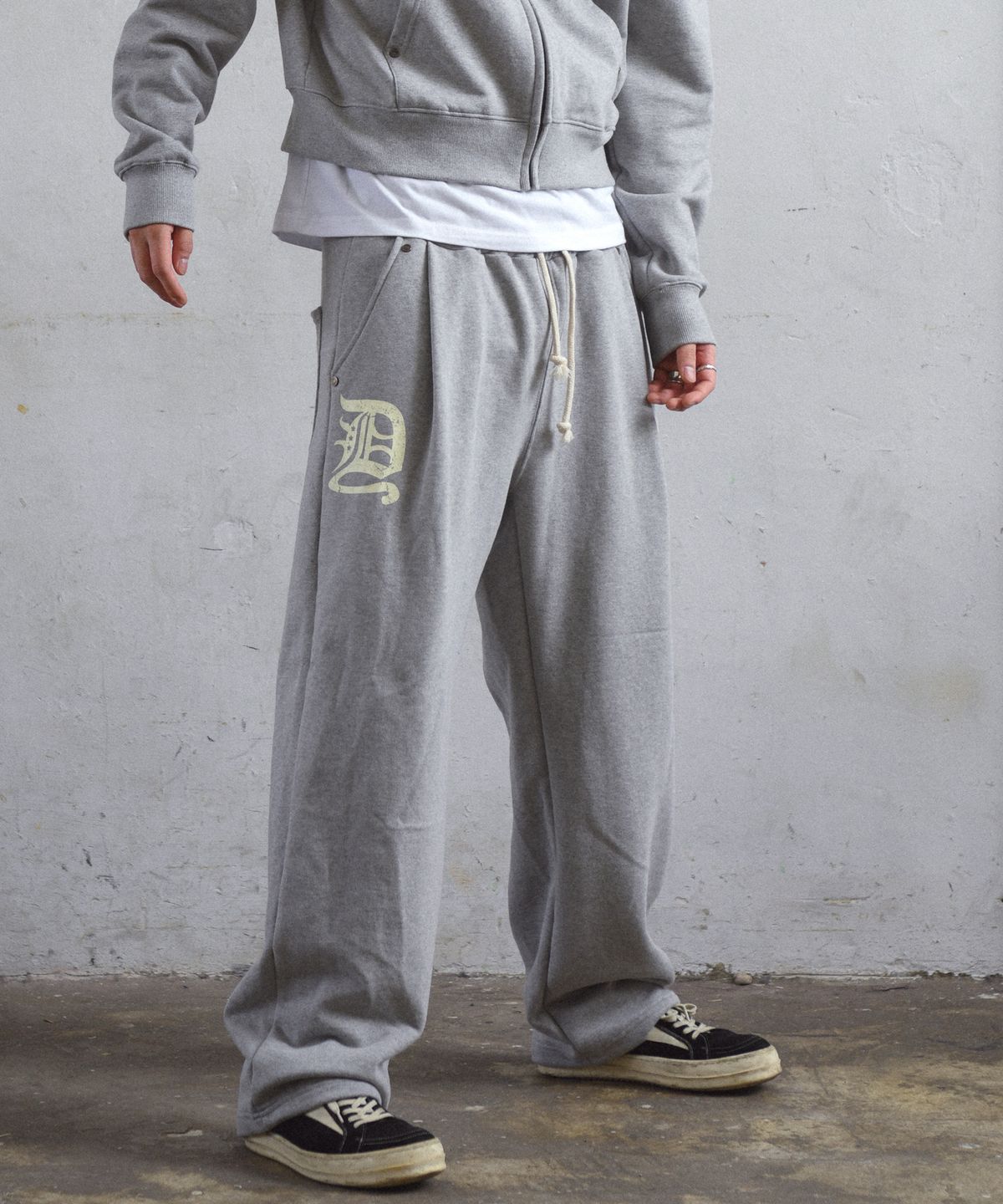 아모우(AMOU) D-Star One Tuck Sweat Pants GRAY