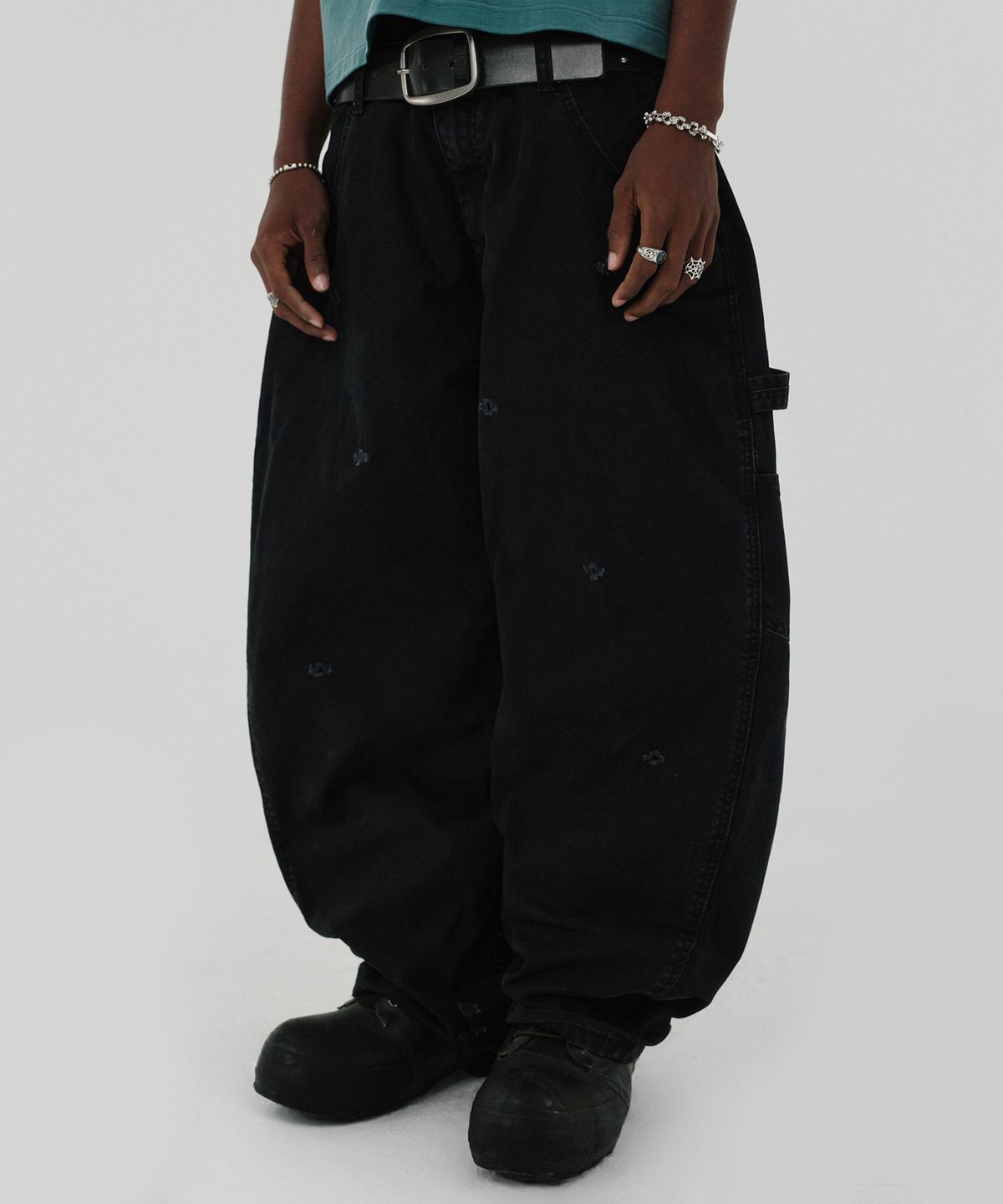 스웨이드(SUADE) PUNCHING DAMAGE PANTS [BLACK]
