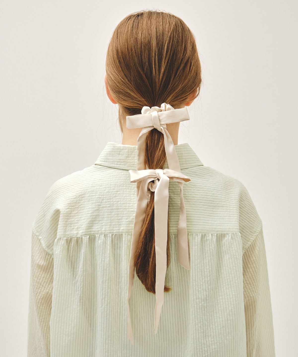 마리떼 프랑소와 저버(MARITHÉ + FRANҪOIS GIRBAUD) REGULAR LOGO SATIN HAIR RIBBON SCRUNCHIE 2PACK ivory
