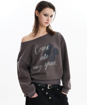 클로버 로고 오프숄더 맨투맨 차콜