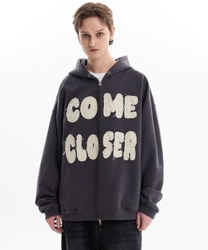 COME CLOSER 아플리케 후드 집업 차콜