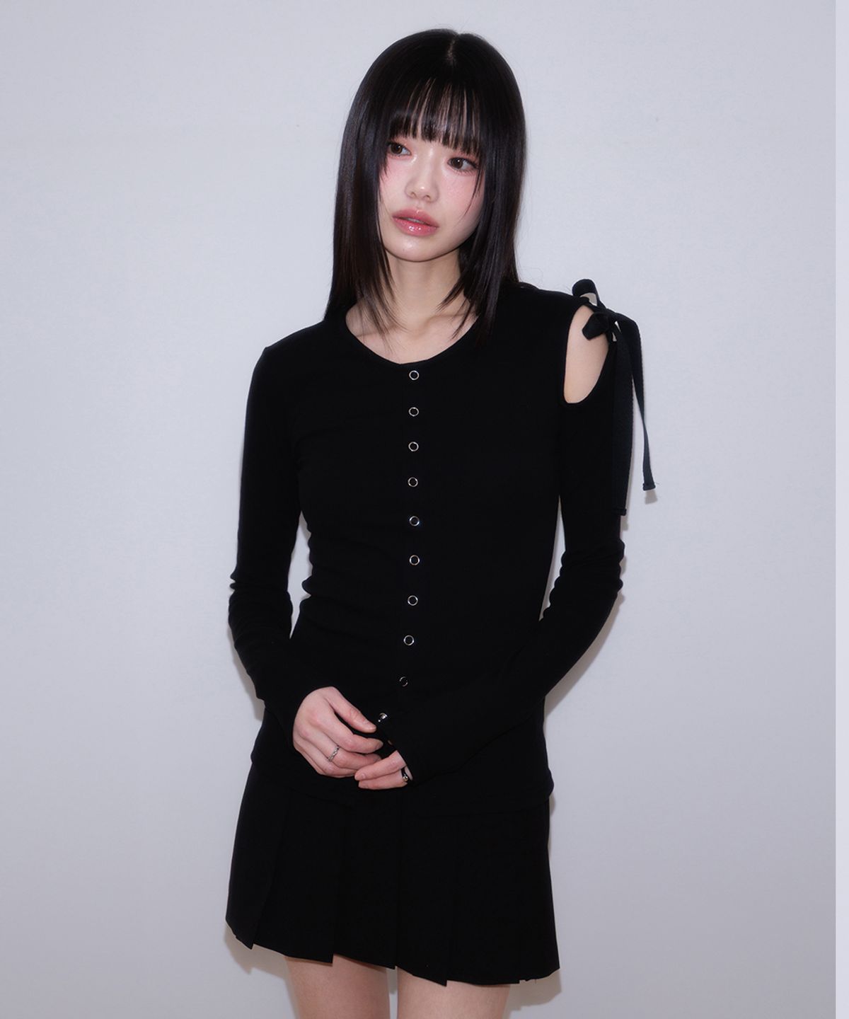 로제프란츠(ROSEFRANTZ) One Off-Shoulder Strap Long Sleeve [Black]