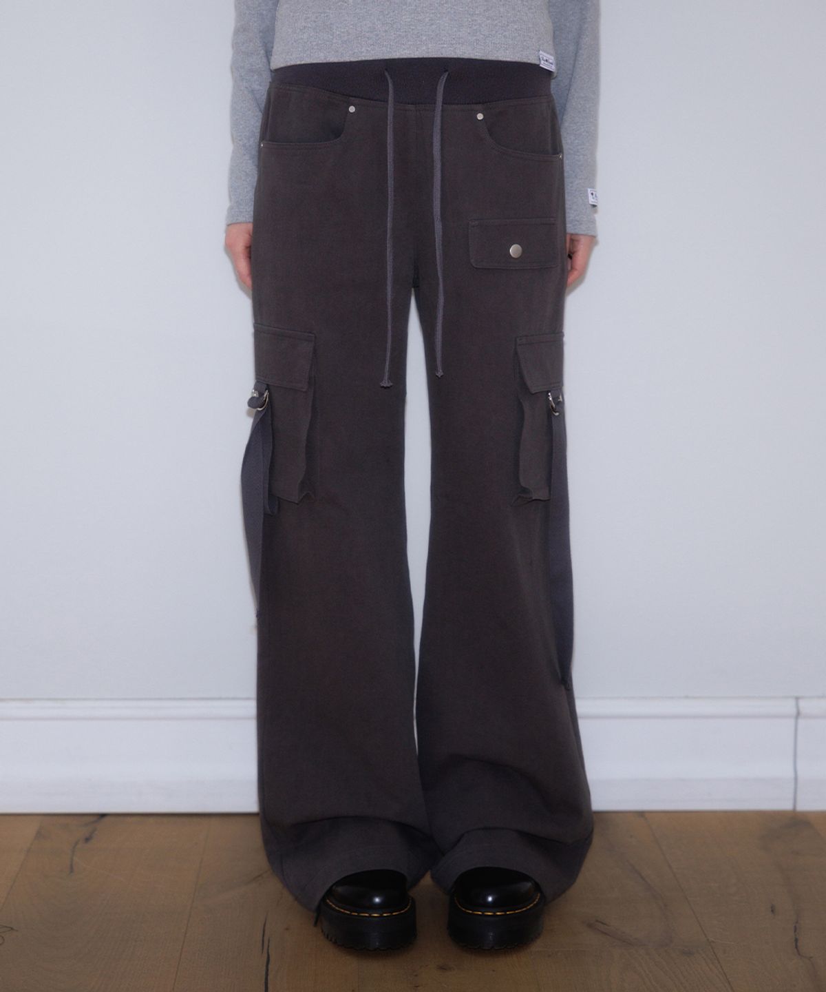 로제프란츠(ROSEFRANTZ) Cargo Slim Bootcut Pants [Charcoal]