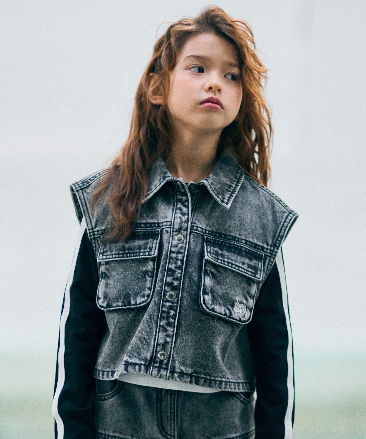브라운브레스 키즈(BROWNBREATH KIDS) KIDS GIRL CROP DENIM VEST - DARK GREY