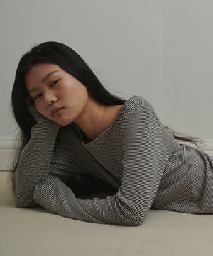 보트넥 핑거홀 롱슬리브 스트라이프 차콜화이트