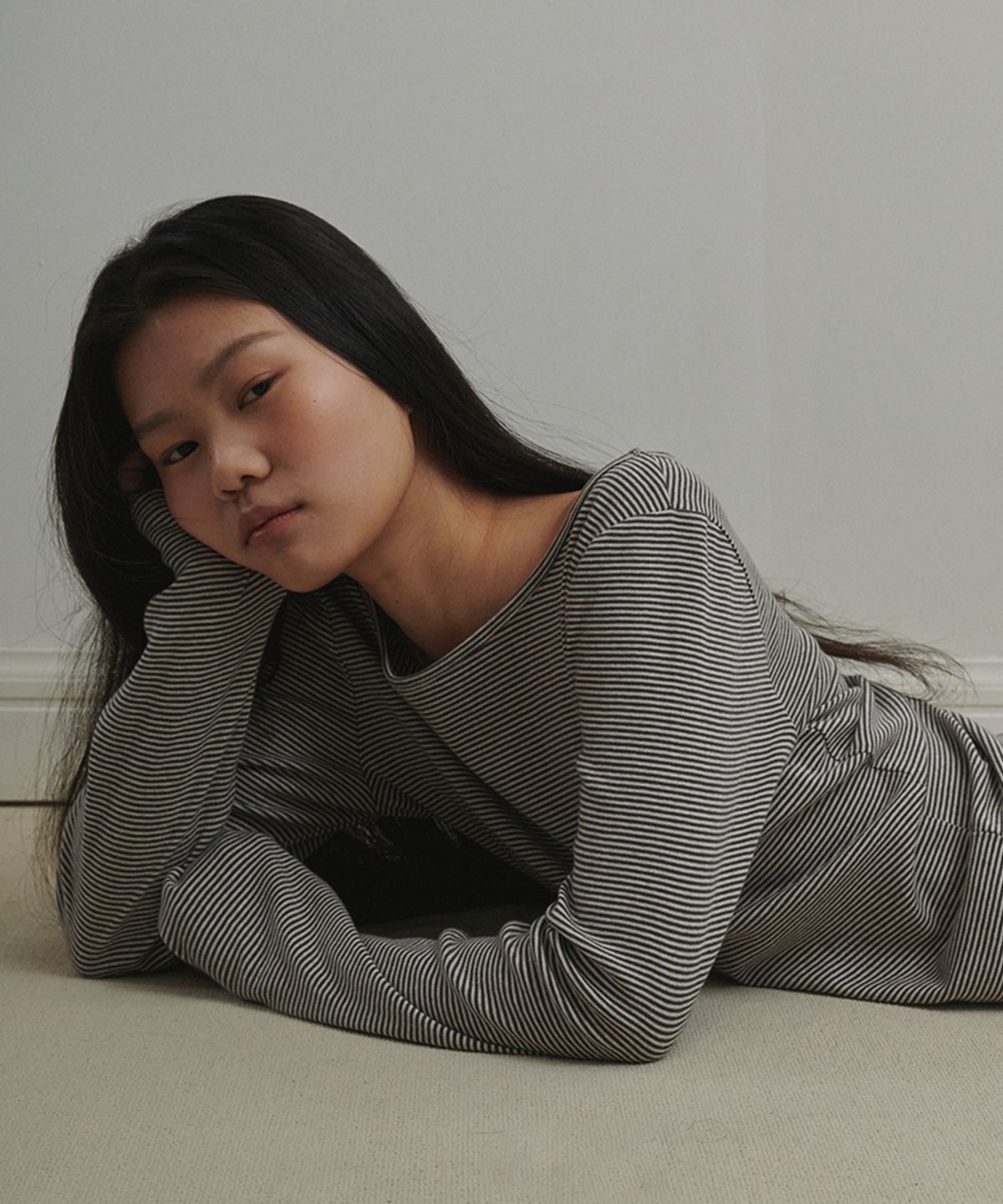 오끼뜨(OGGITT) 보트넥 핑거홀 롱슬리브 스트라이프 차콜화이트