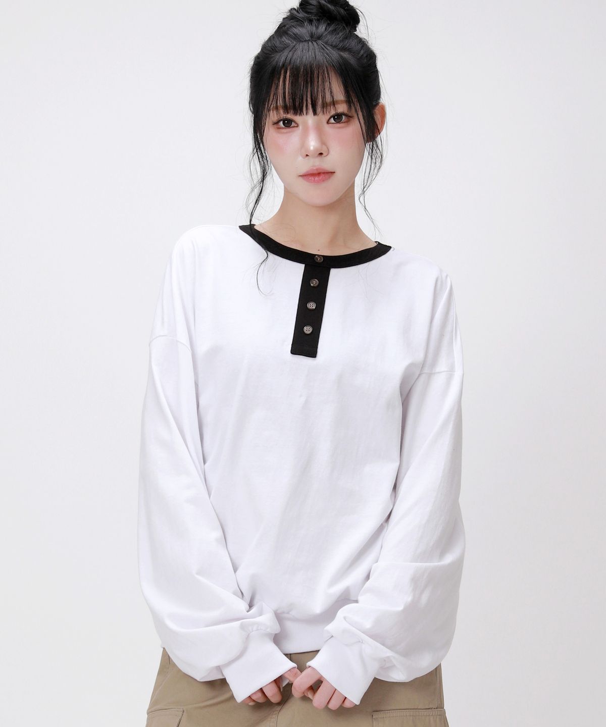 라이크더모스트(LIKE THE MOST) 헨리넥 배색 오버핏 맨투맨_화이트