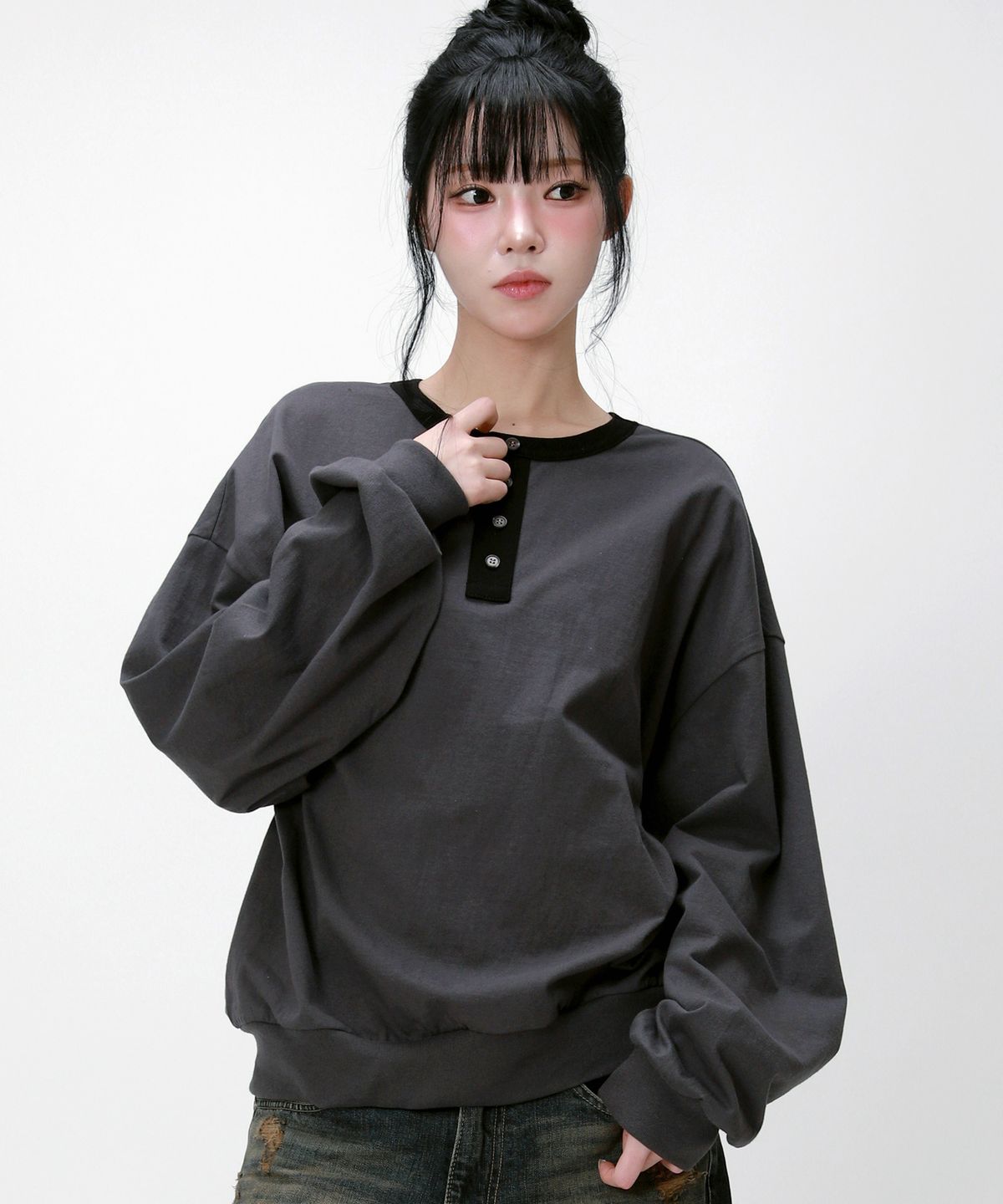 라이크더모스트(LIKE THE MOST) 헨리넥 배색 오버핏 맨투맨_차콜