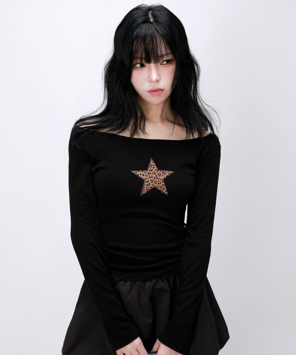 라이크더모스트(LIKE THE MOST) 호피 스타 아플리케 롱슬리브 탑 티셔츠_블랙