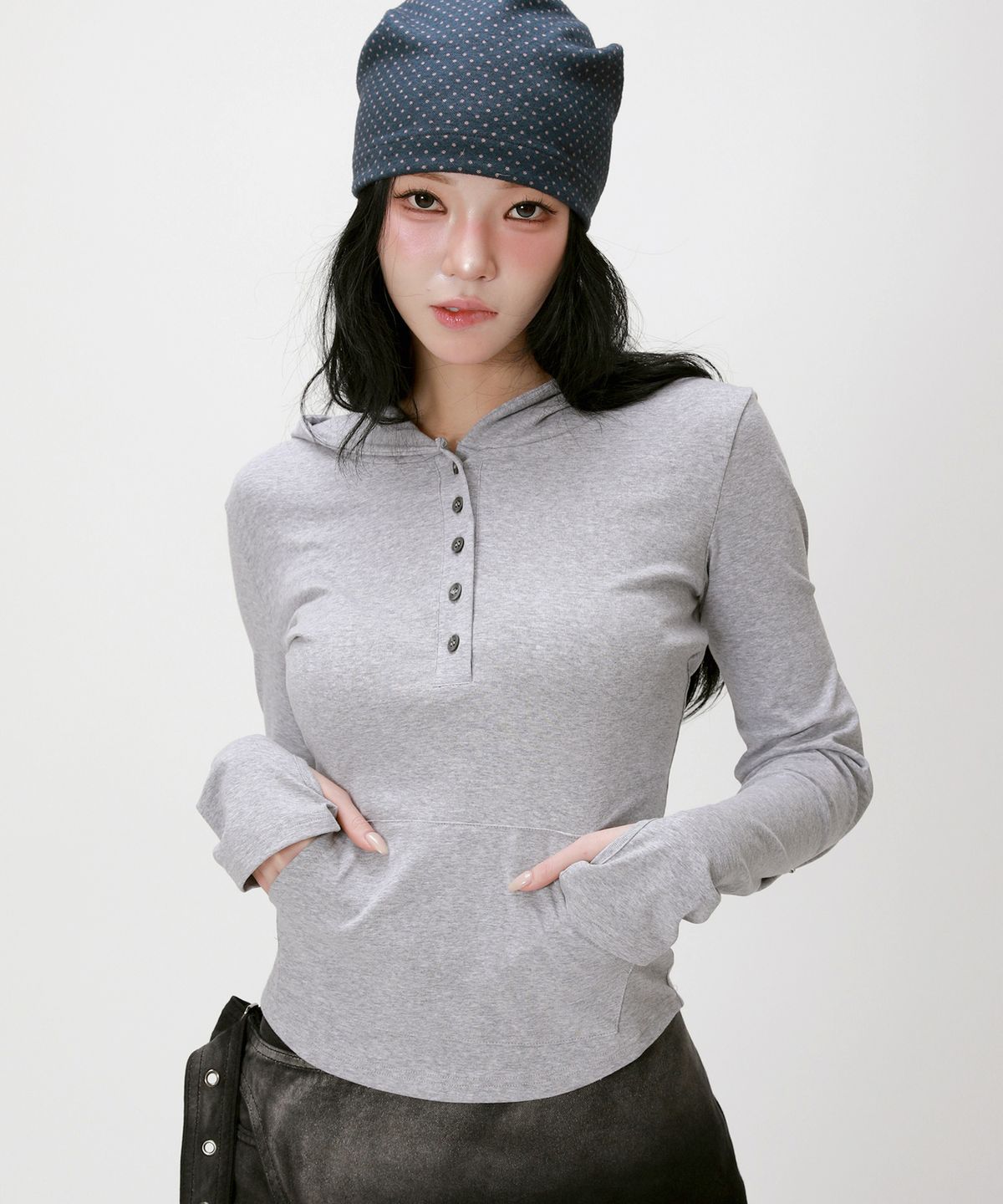 라이크더모스트(LIKE THE MOST) 핑거홀 후드 헨리넥 슬림 티셔츠_그레이