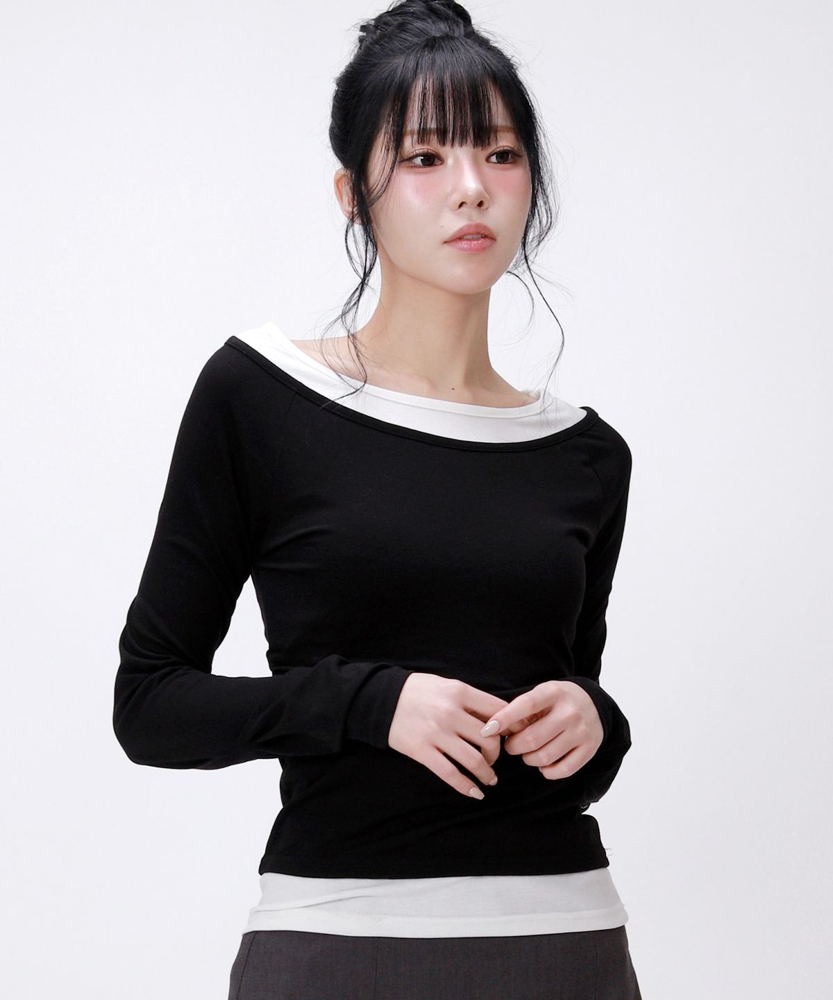 라이크더모스트(LIKE THE MOST) 셔링 포인트 오프 레이어드 티셔츠_화이트블랙