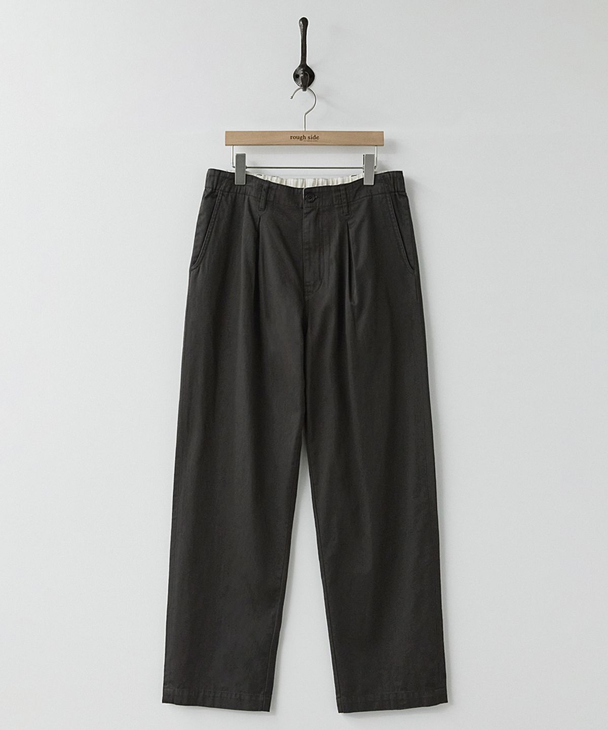 러프사이드(ROUGHSIDE) Box Pleat Pants Charcoal