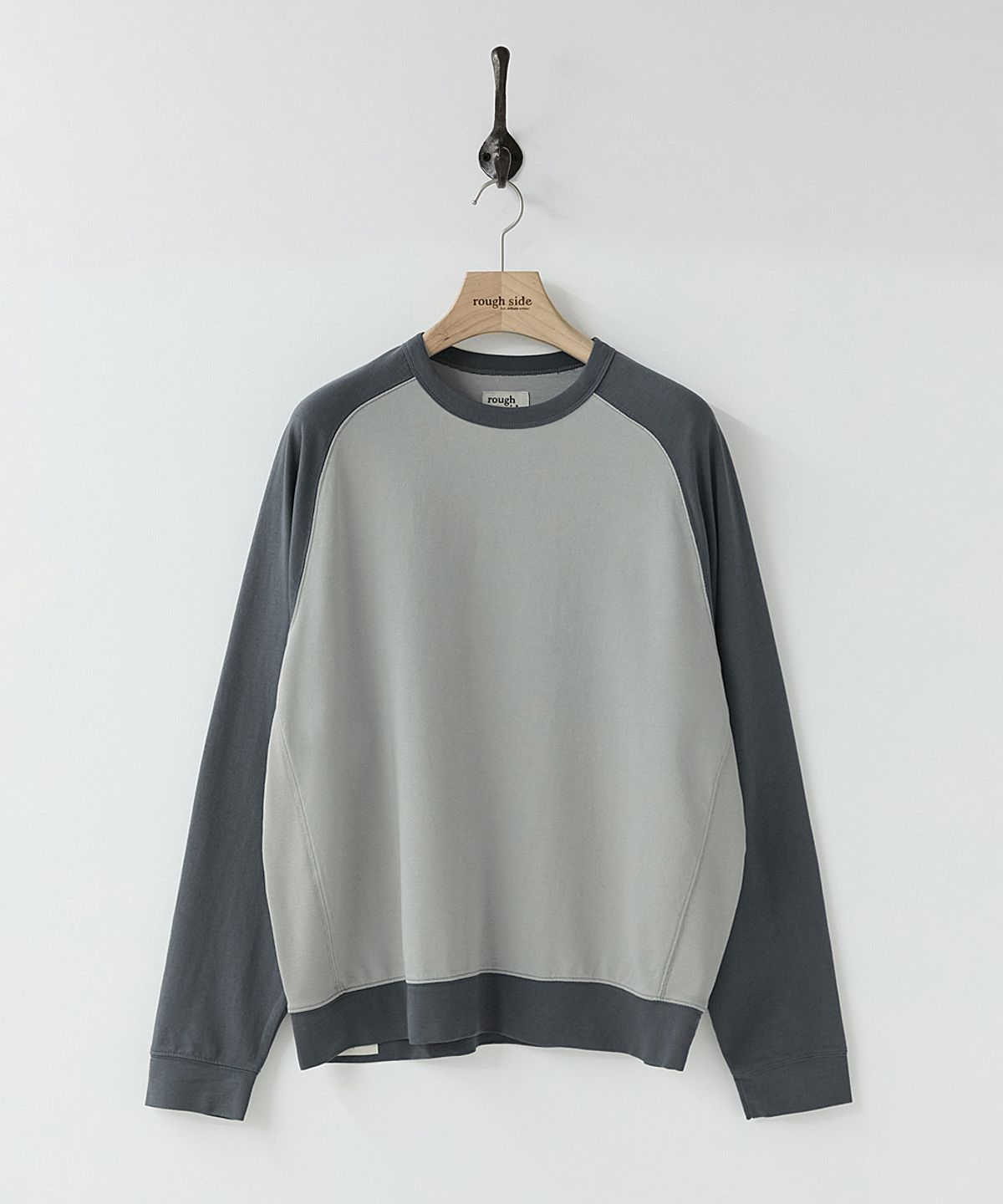 러프사이드(ROUGHSIDE) Contrast Panel Long Sleeve Light Grey/Charcoal