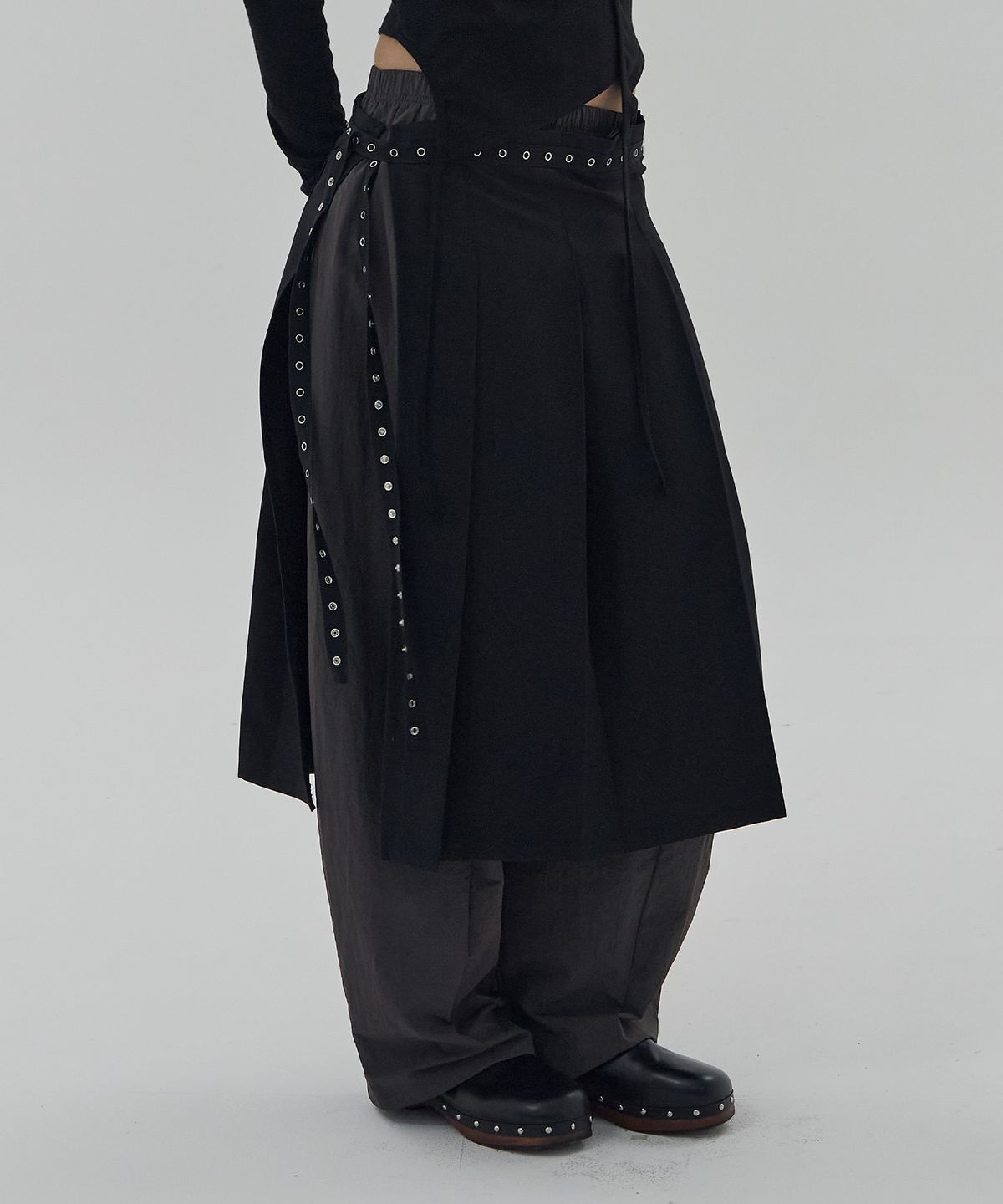 디어스토커(DEARSTALKER) STUD PLEATS LAYERED WRAP SKIRT - BLACK
