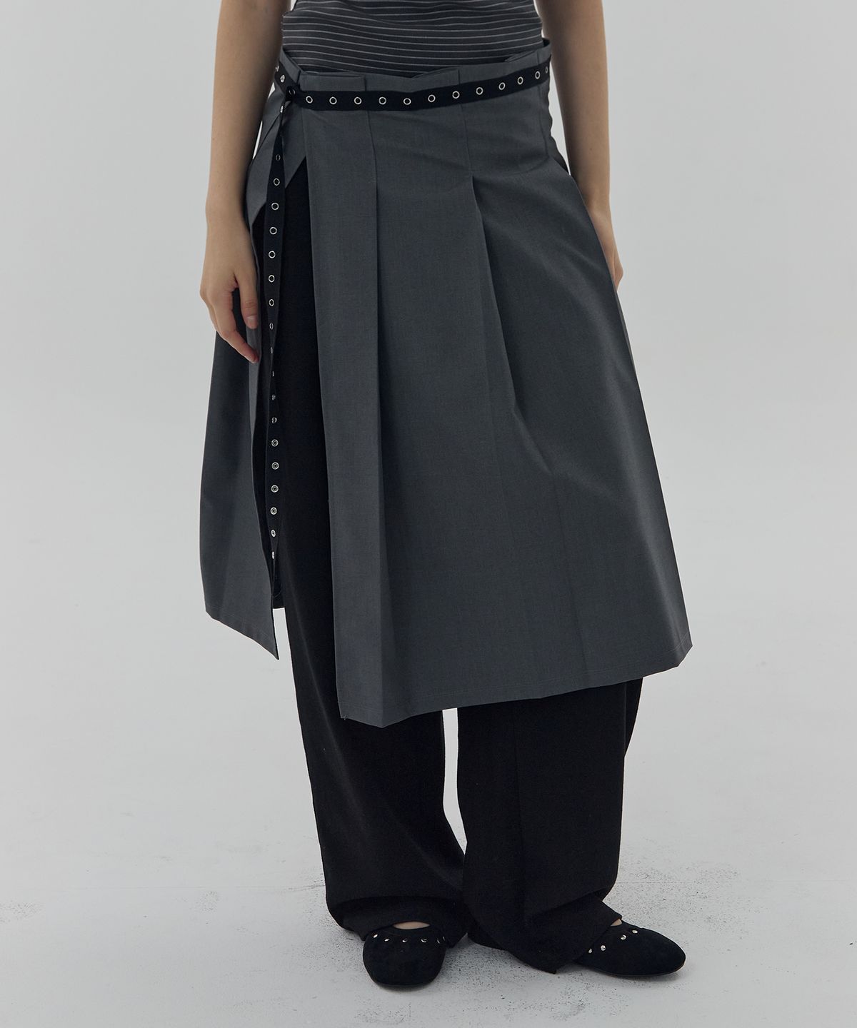 디어스토커(DEARSTALKER) STUD PLEATS LAYERED WRAP SKIRT - CHARCOAL