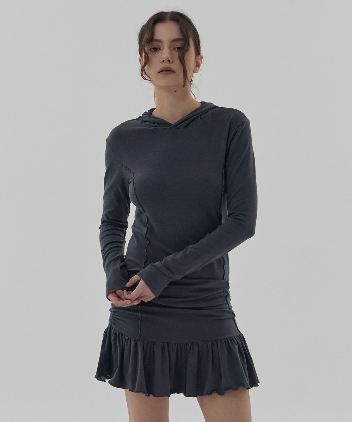 디어스토커(DEARSTALKER) AQUA SHIRRING HOODED DRESS - CHARCOAL