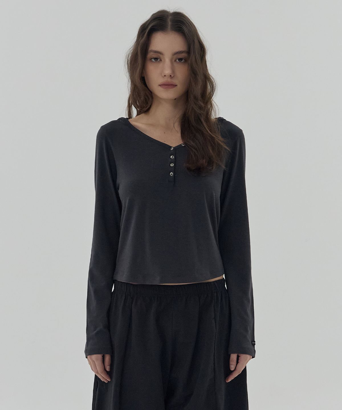 디어스토커(DEARSTALKER) MORA BUTTON HENLEY HOODIE - CHARCOAL