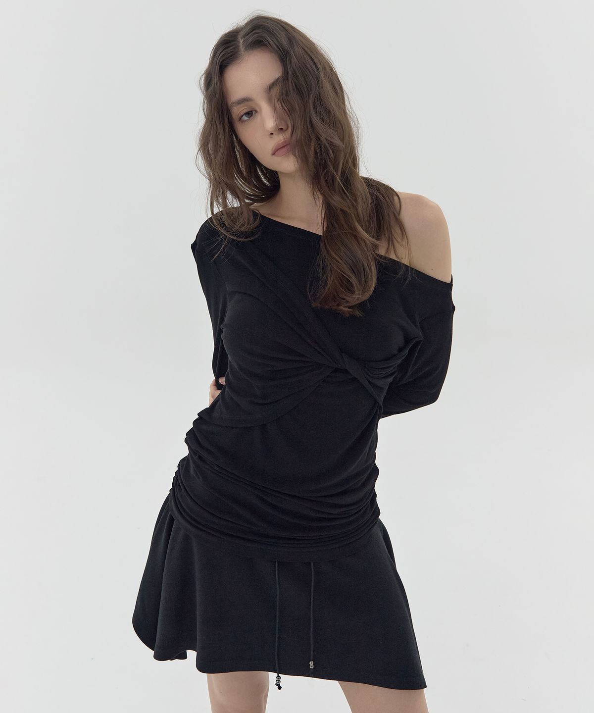 디어스토커(DEARSTALKER) RUKA TWISTED RIBBON OFF-SHOULDER T - BLACK
